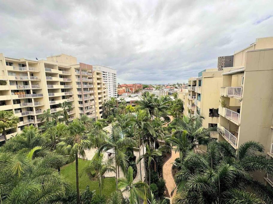 Hotel Spacious Apt with pool & parking - Image 1