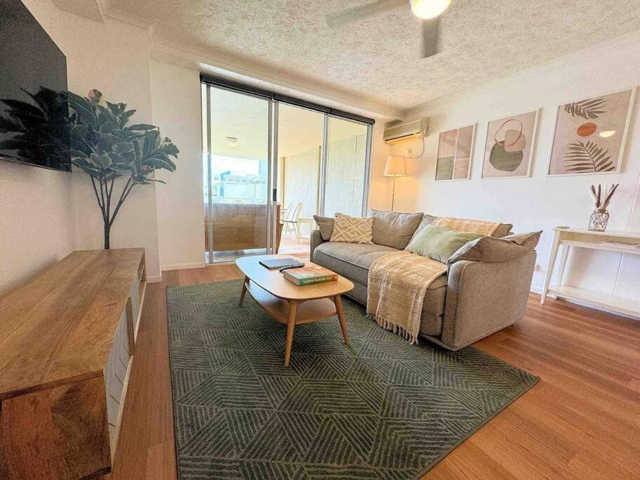 Spacious Apt with pool & parking