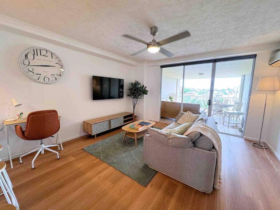 Spacious Apt with pool & parking