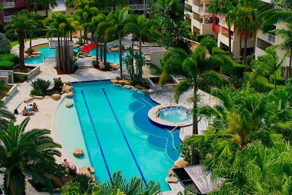 Spacious Apt with pool & parking