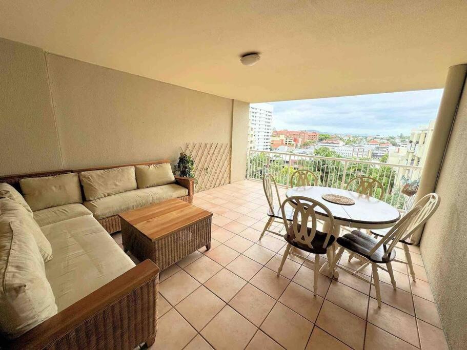 Spacious Apt with pool & parking
