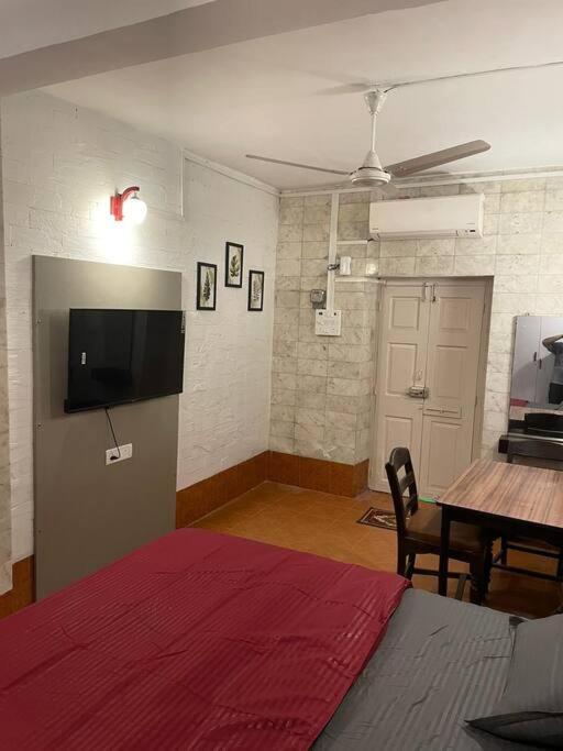 Cozy Cottage Studio Pali Hill Bandra West view 2