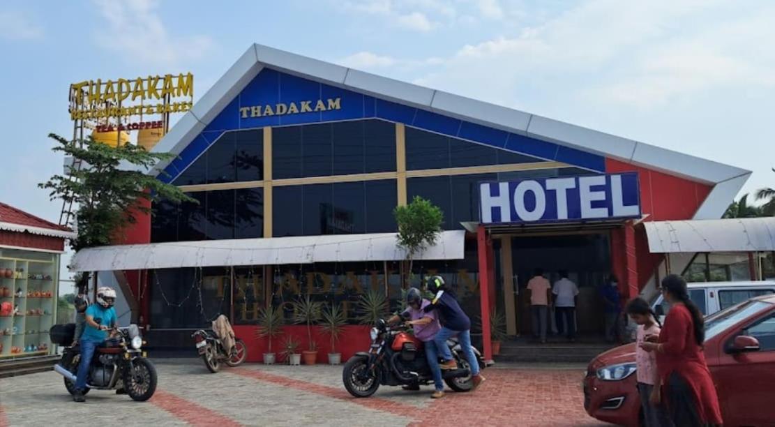 JhilMil Pool Villa by StayJade 2BHK Lawn