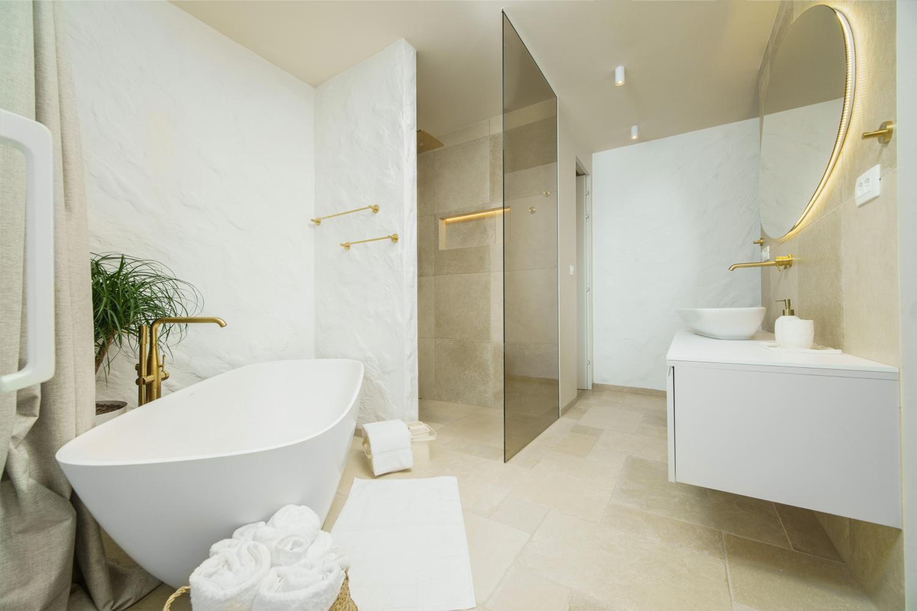 Villa Lara Beach Front Rooftop Pool & Stunning Views