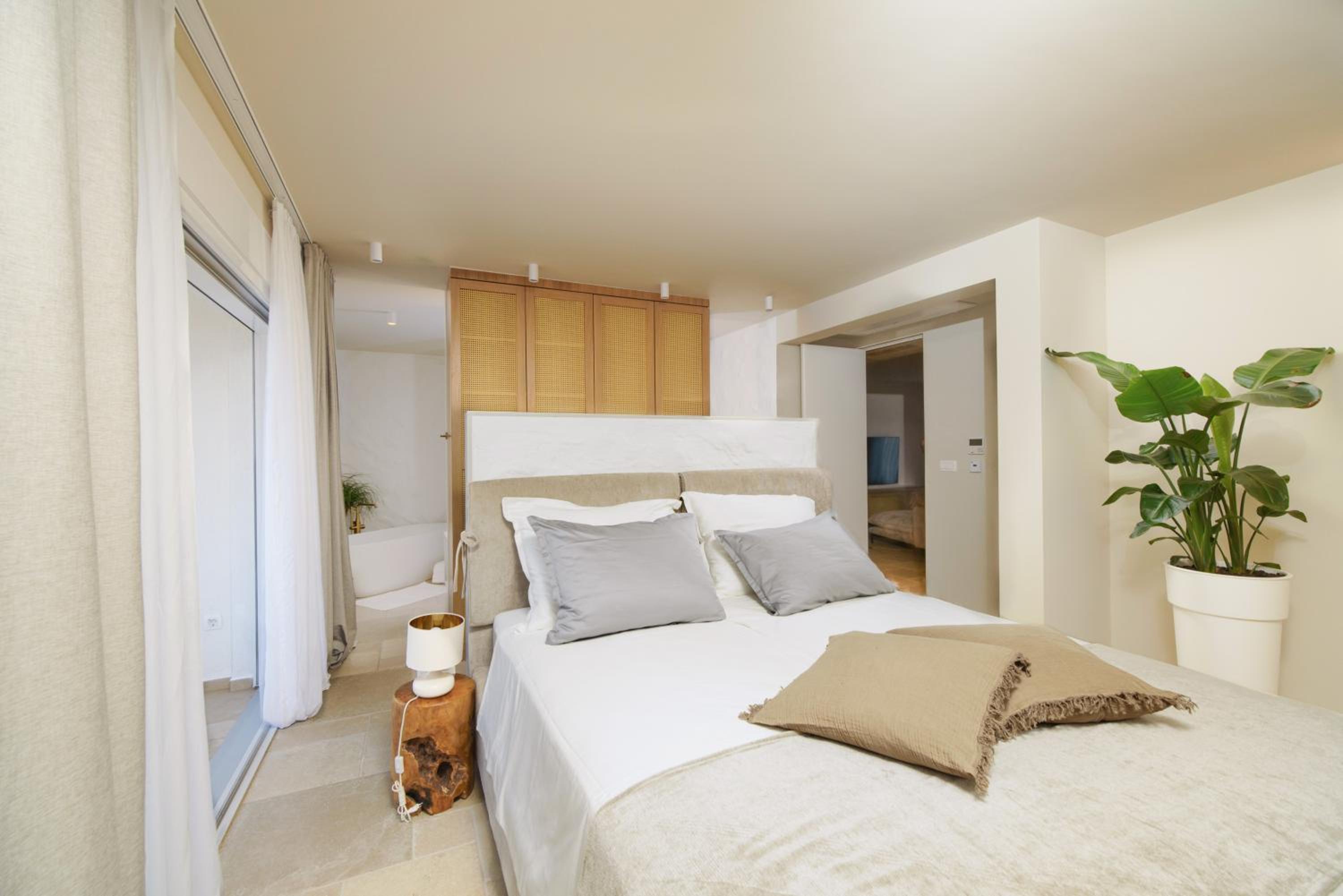 Villa Lara Beach Front Rooftop Pool & Stunning Views