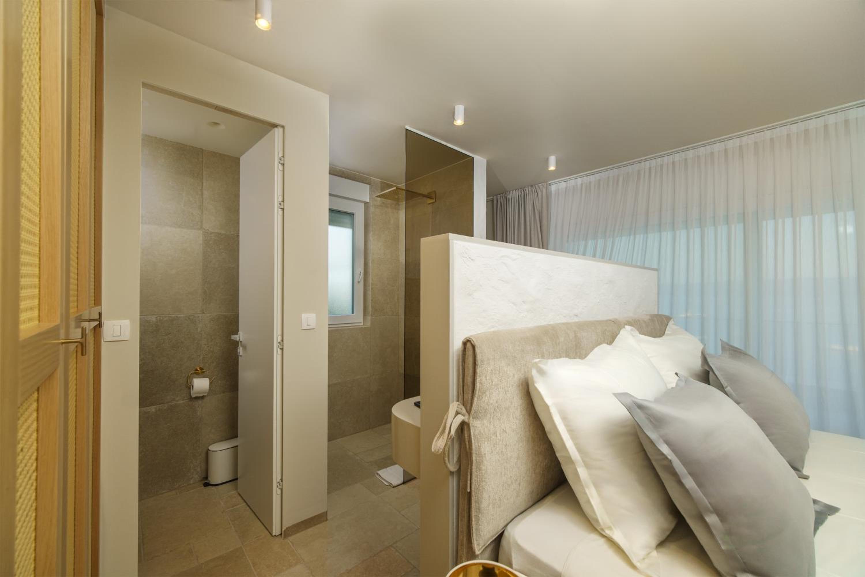 Villa Lara Beach Front Rooftop Pool & Stunning Views