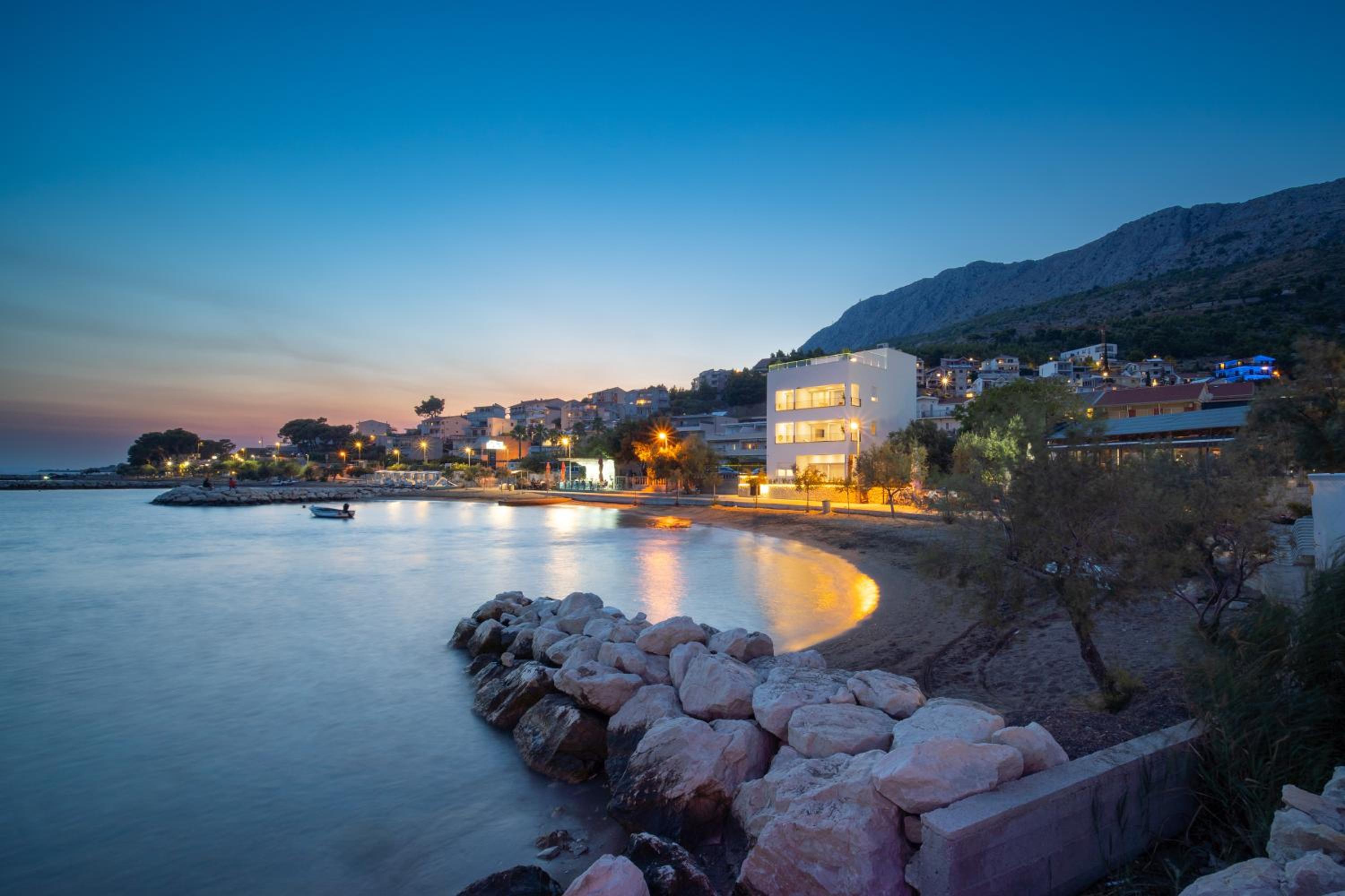 Villa Lara Beach Front Rooftop Pool & Stunning Views