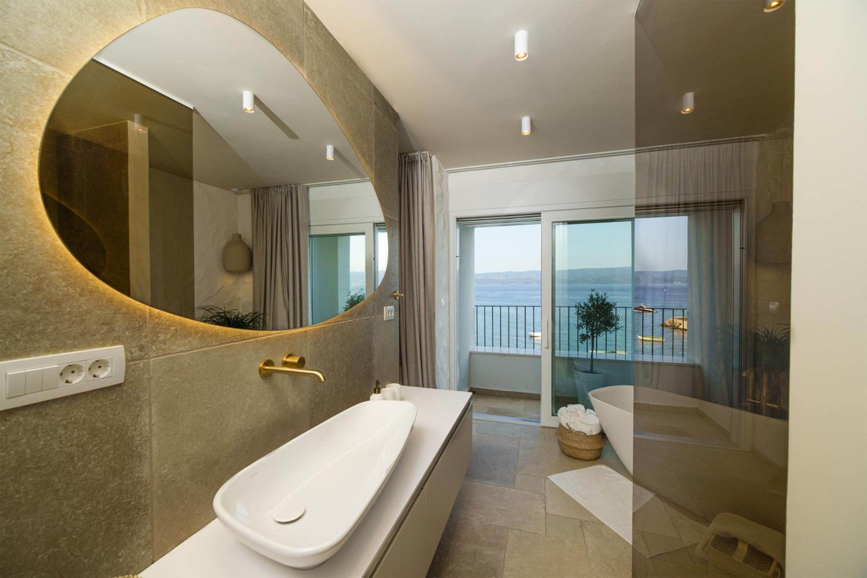 Villa Lara Beach Front Rooftop Pool & Stunning Views