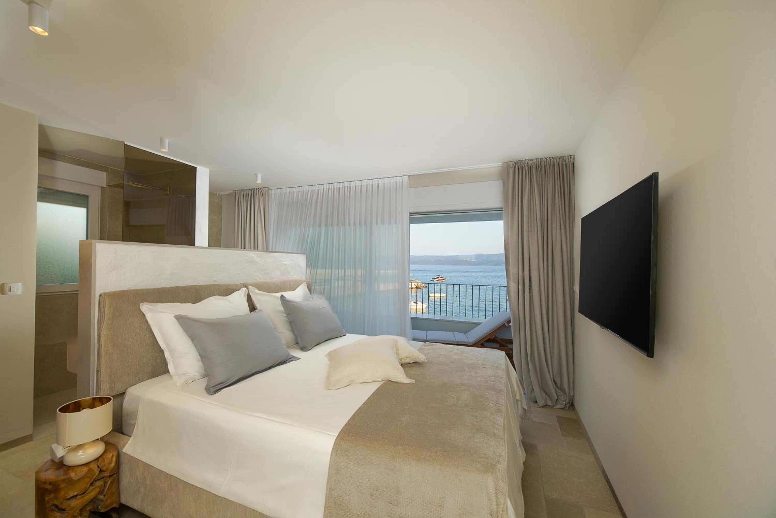 Villa Lara Beach Front Rooftop Pool & Stunning Views
