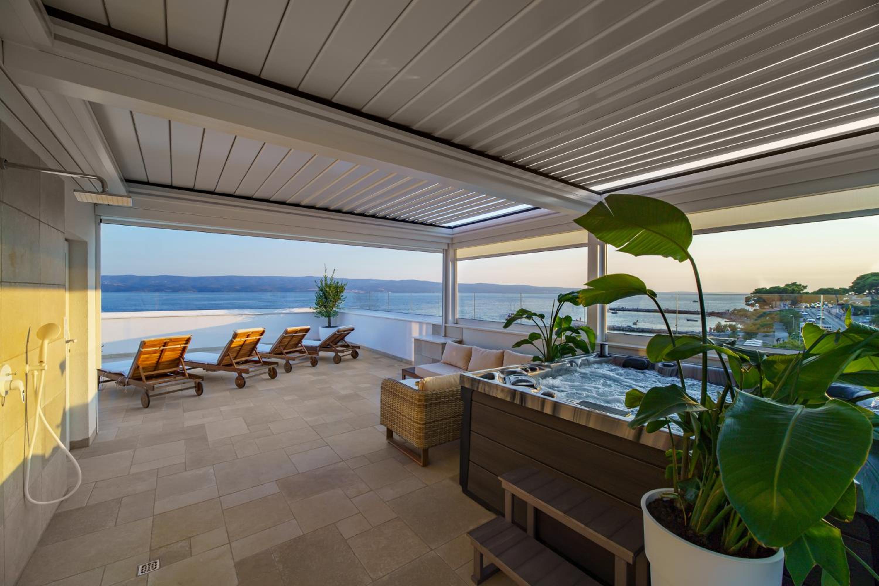 Villa Lara Beach Front Rooftop Pool & Stunning Views