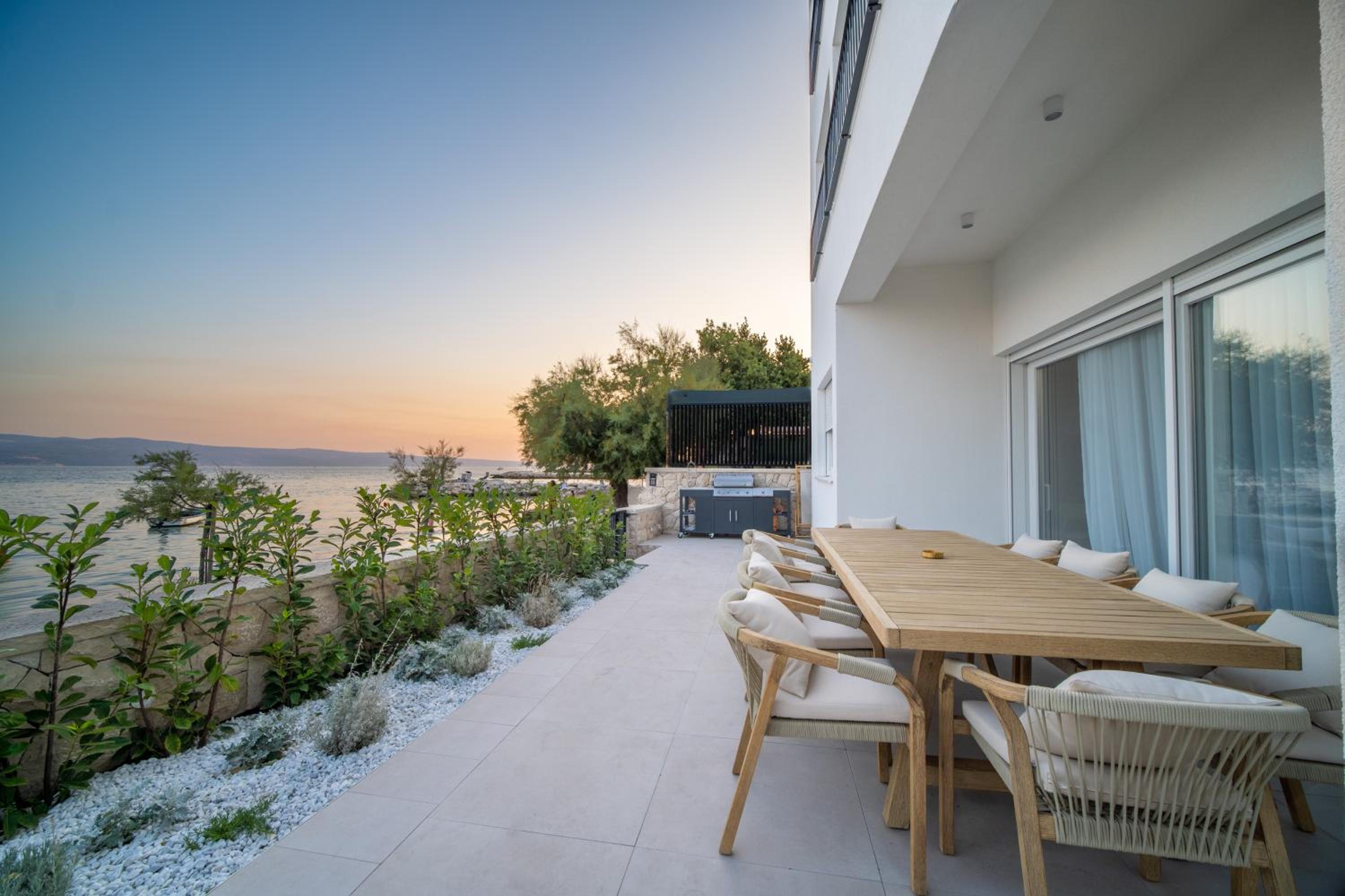 Villa Lara Beach Front Rooftop Pool & Stunning Views