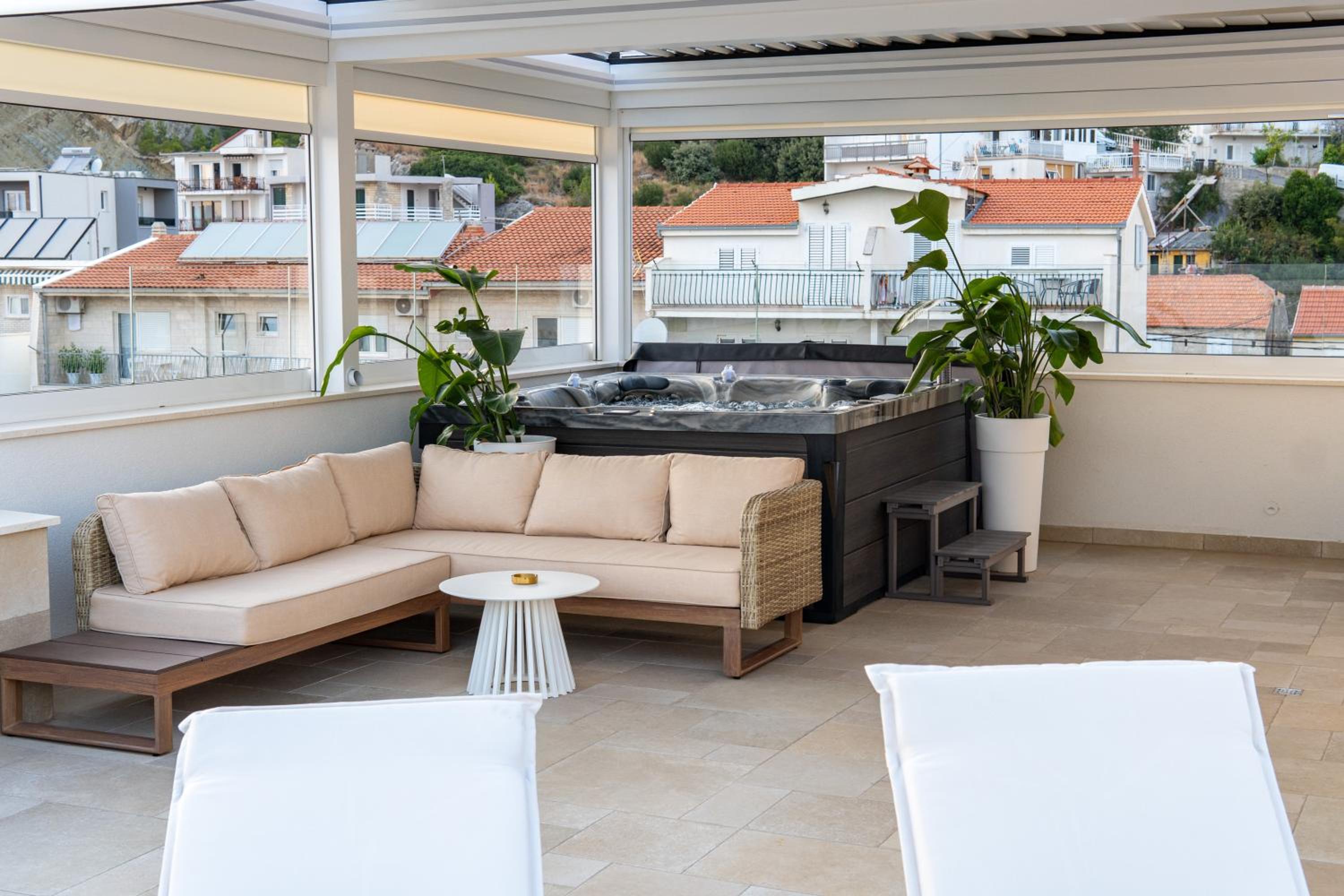 Villa Lara Beach Front Rooftop Pool & Stunning Views