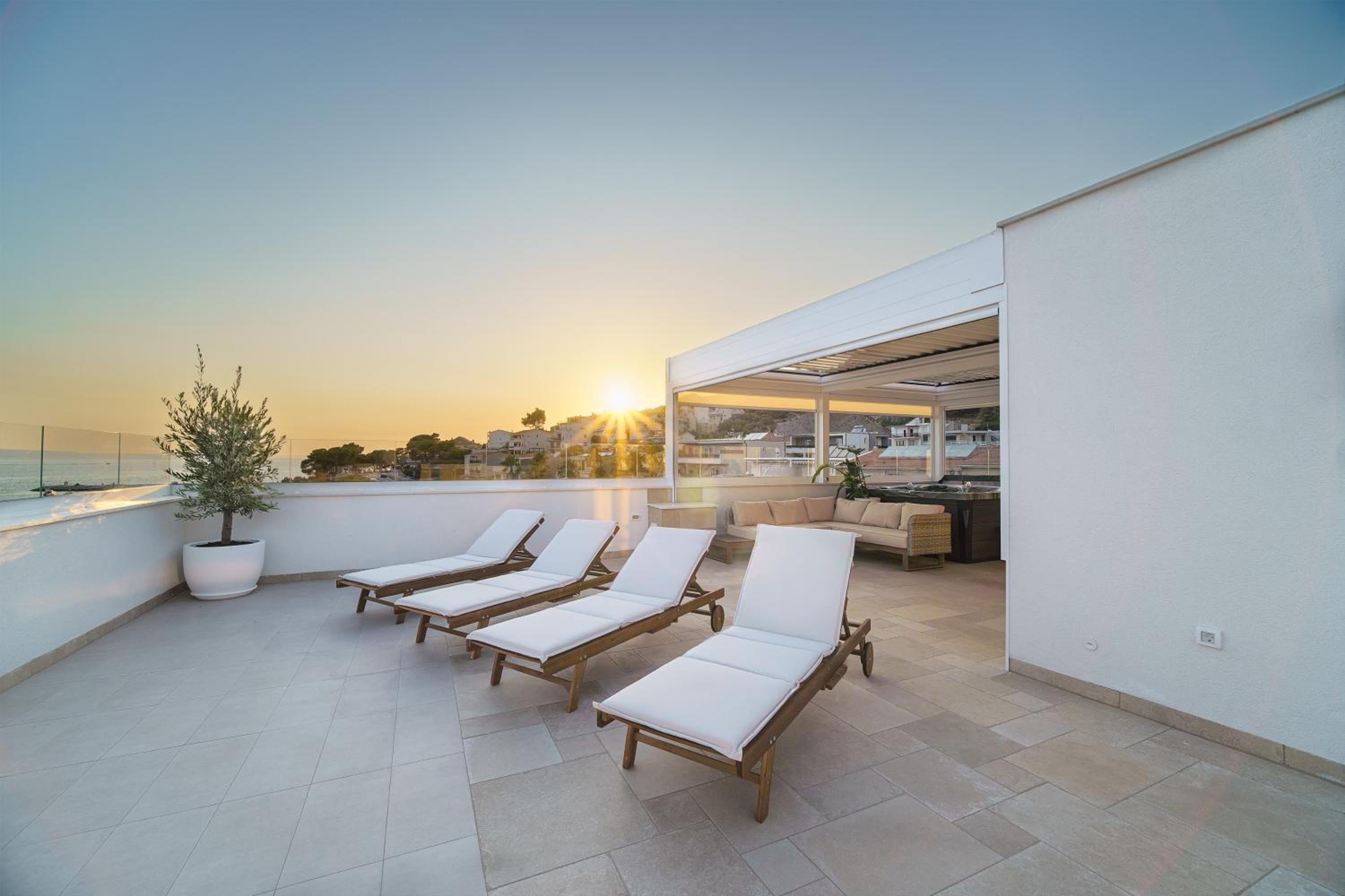 Villa Lara Beach Front Rooftop Pool & Stunning Views