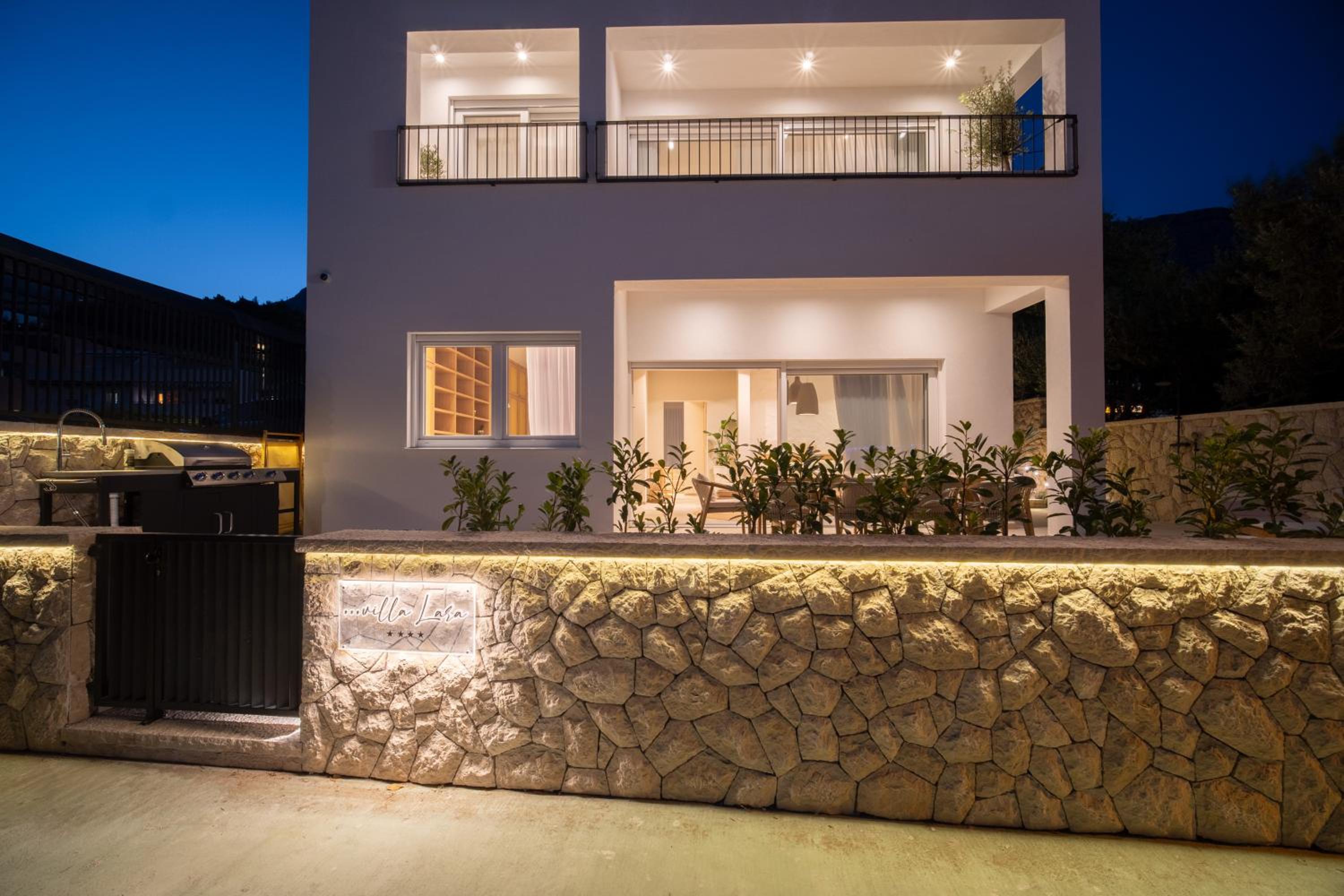Villa Lara Beach Front Rooftop Pool & Stunning Views