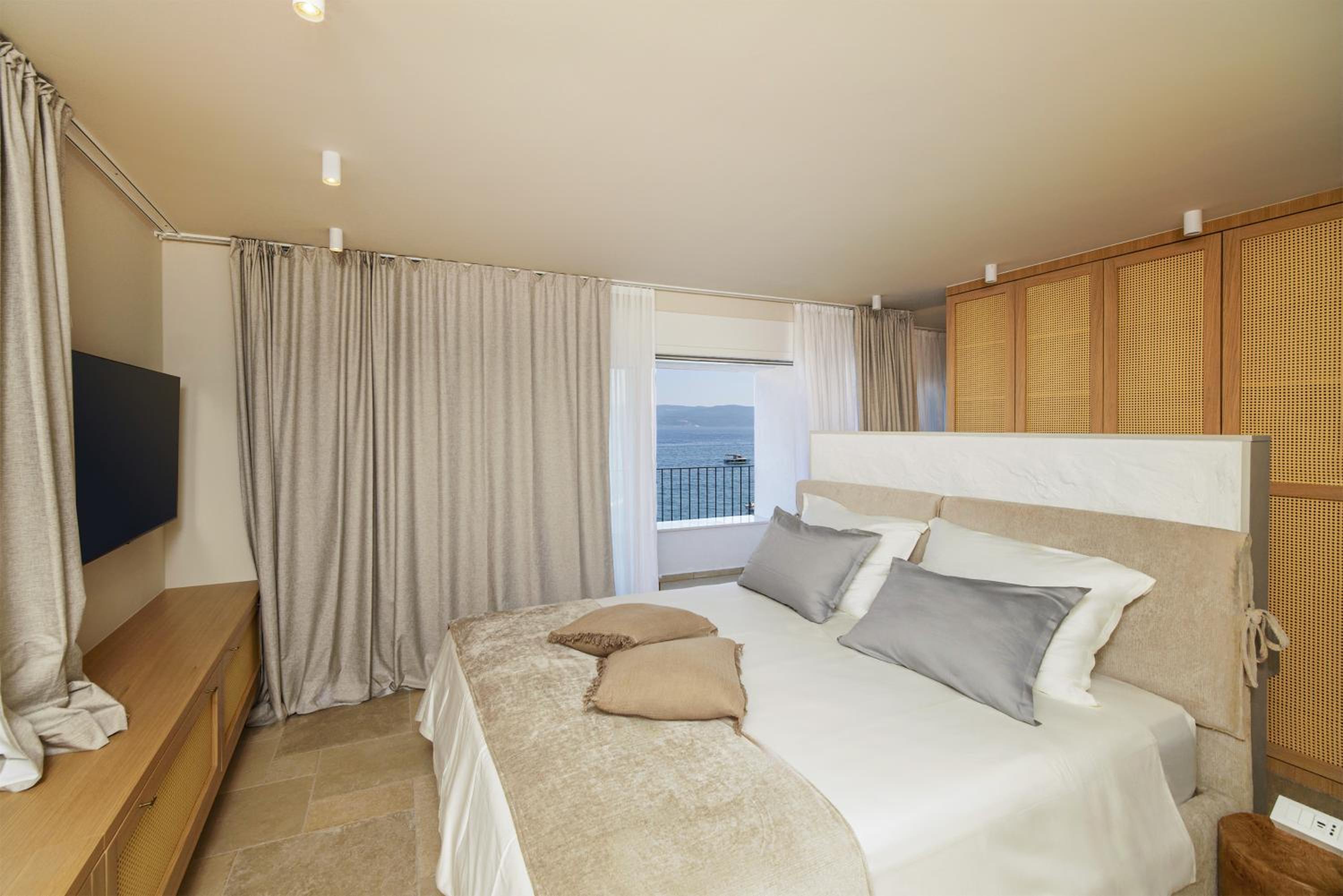 Villa Lara Beach Front Rooftop Pool & Stunning Views