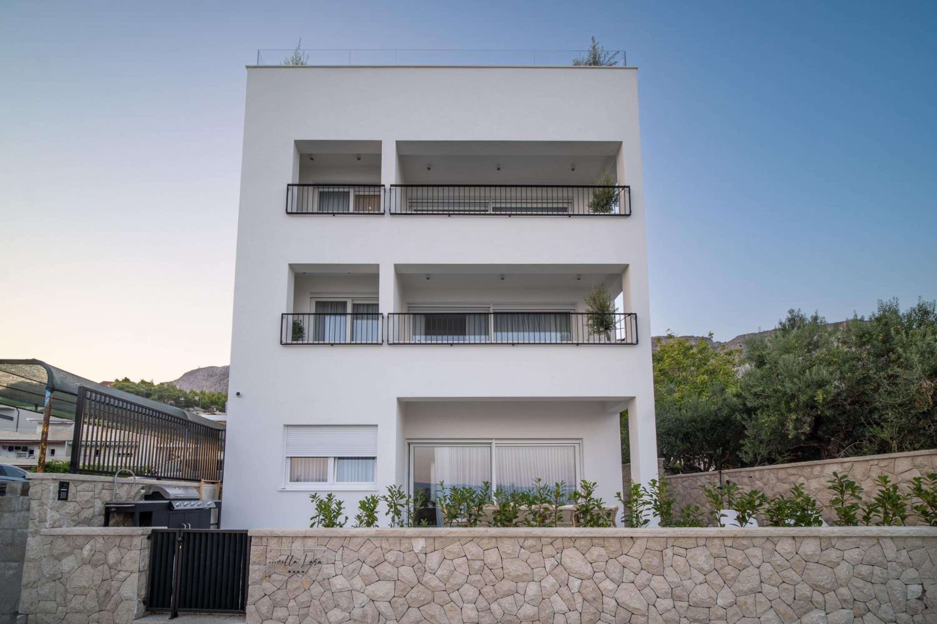 Villa Lara Beach Front Rooftop Pool & Stunning Views