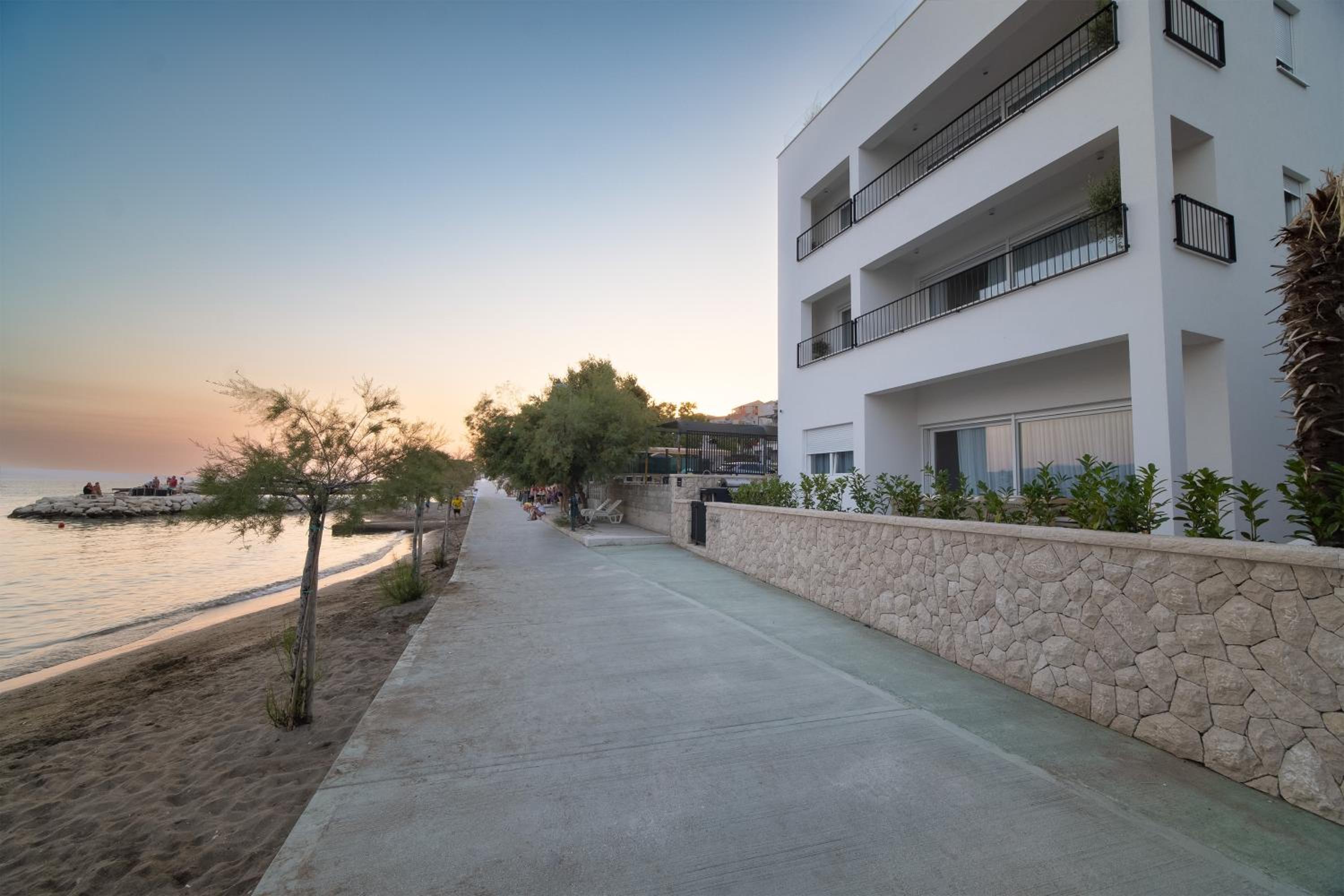 Villa Lara Beach Front Rooftop Pool & Stunning Views