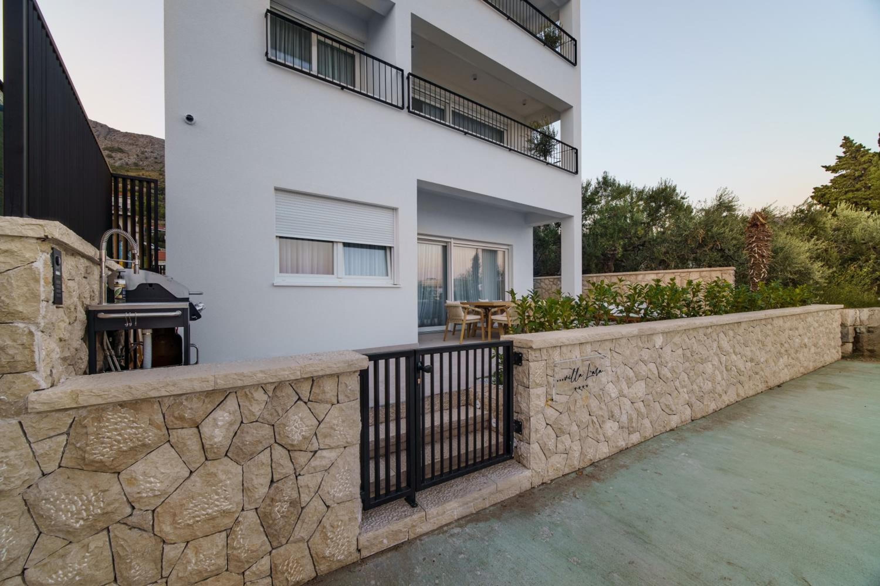 Villa Lara Beach Front Rooftop Pool & Stunning Views