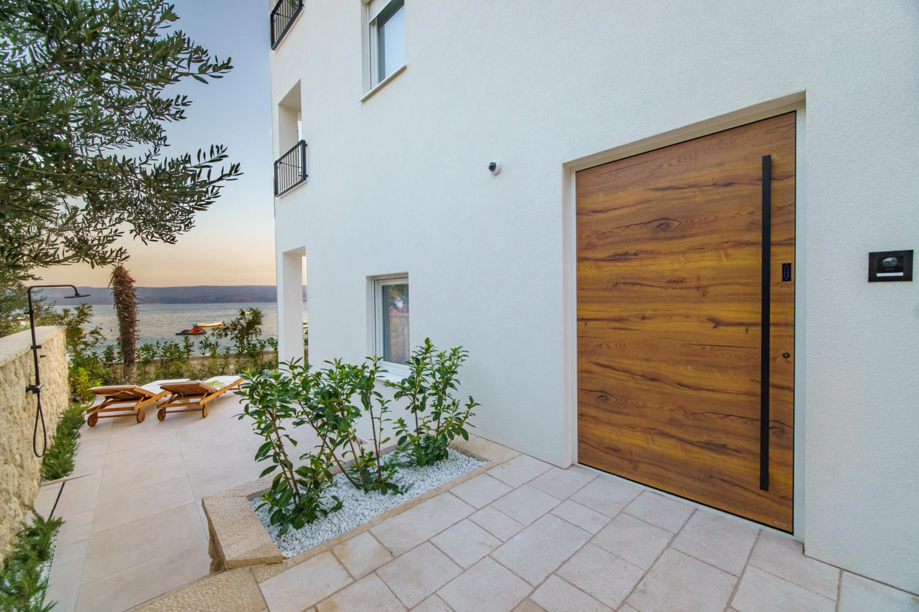Villa Lara Beach Front Rooftop Pool & Stunning Views