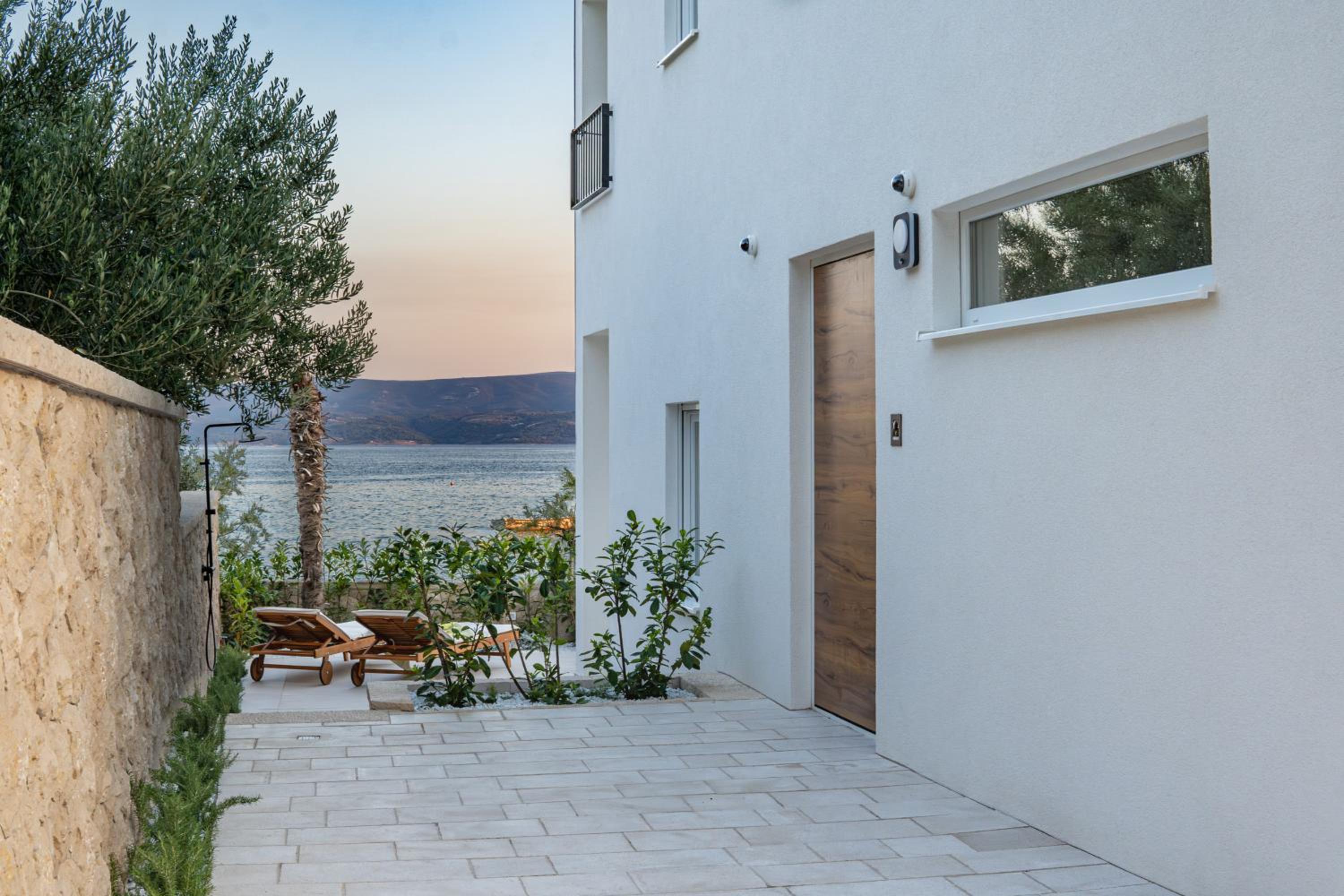 Villa Lara Beach Front Rooftop Pool & Stunning Views
