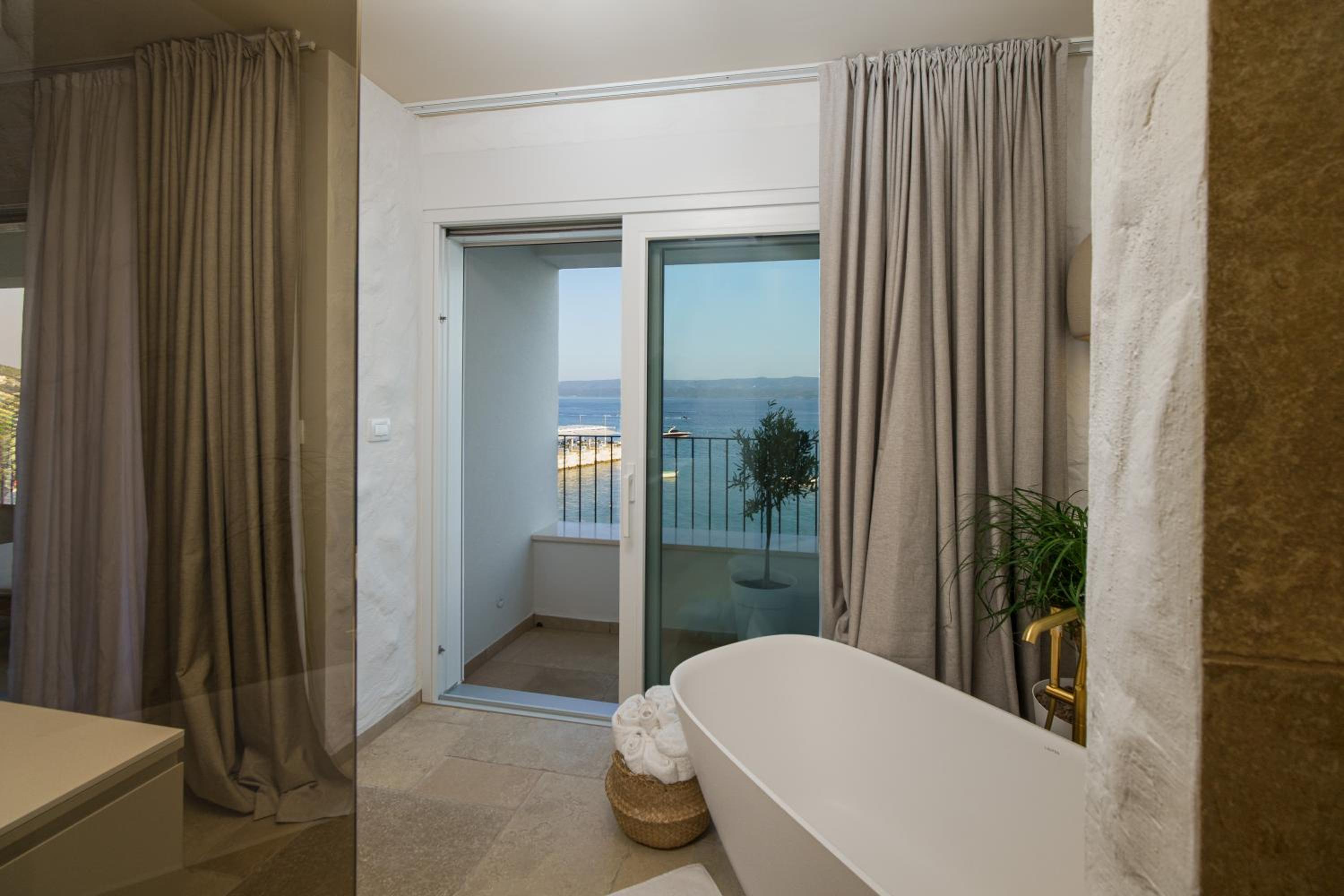 Villa Lara Beach Front Rooftop Pool & Stunning Views