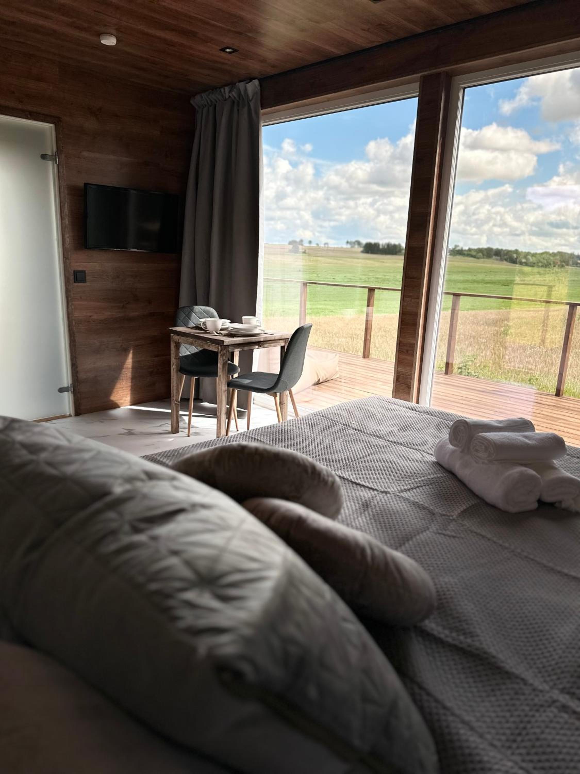 Raadivere Põllupeegel with Sauna