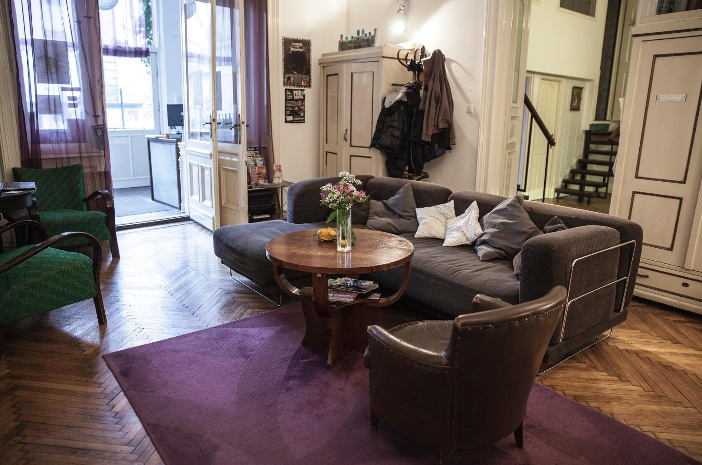 Baroque Hostel & Coworking