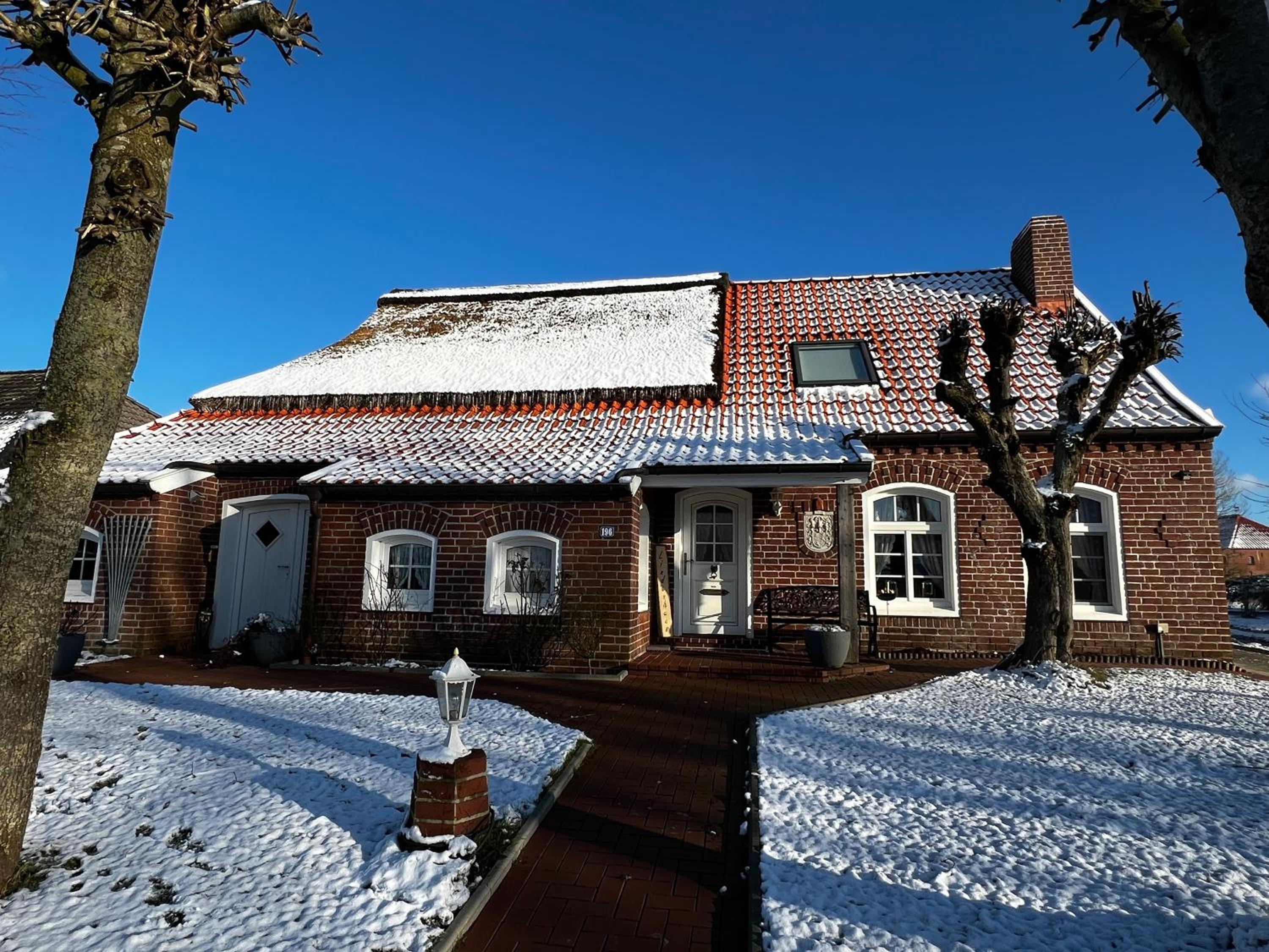 Lindenhuus-Urlaub unter einem Teilreetdach-Terrasse - Nahe Norden-Norddeich