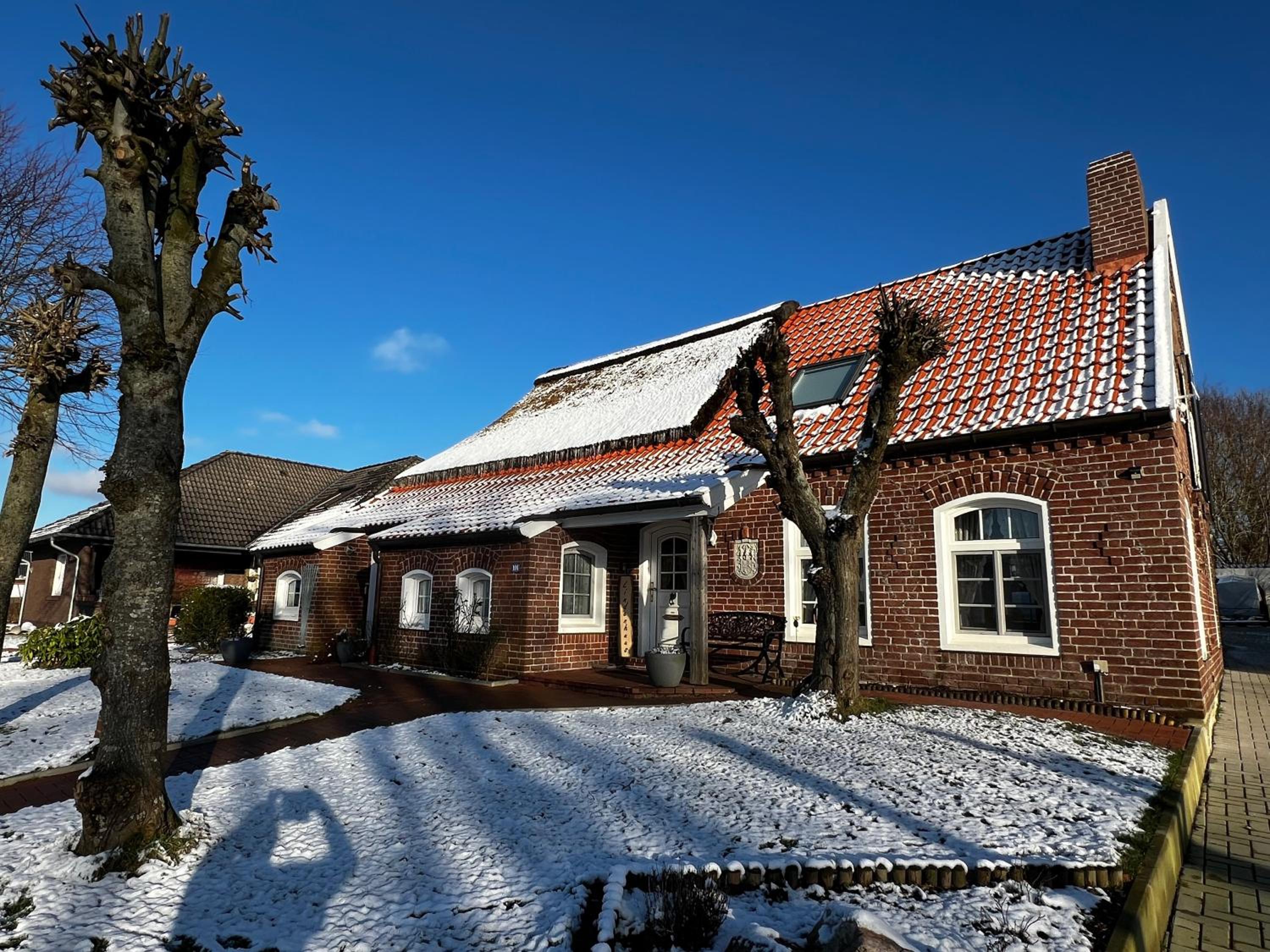 Lindenhuus-Urlaub unter einem Teilreetdach-Terrasse - Nahe Norden-Norddeich