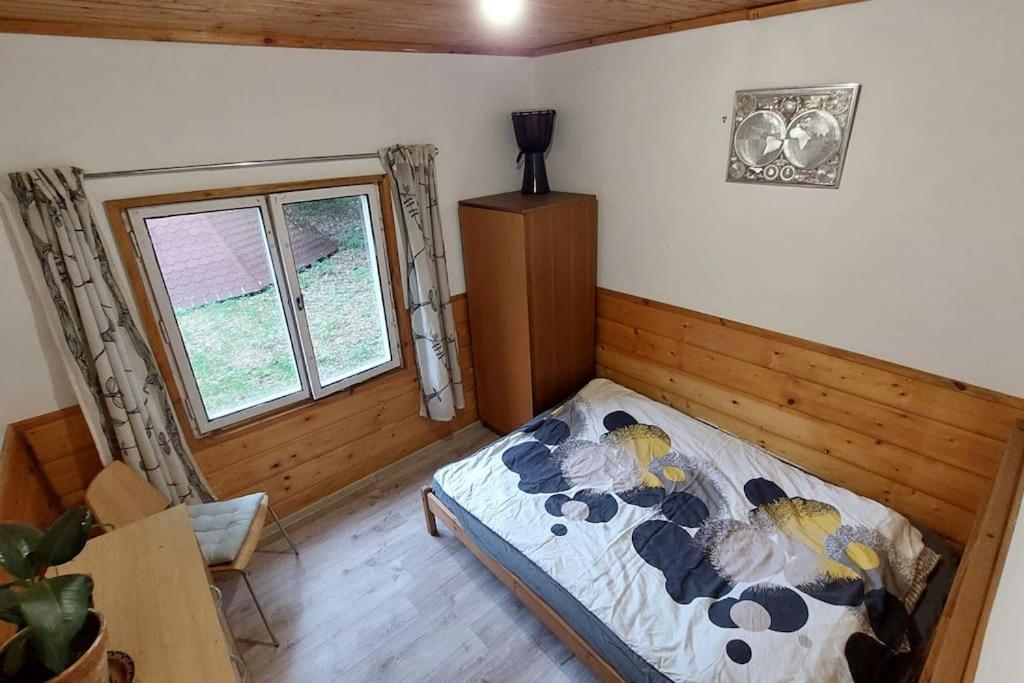 Off-Grid Cottage near river and forest!