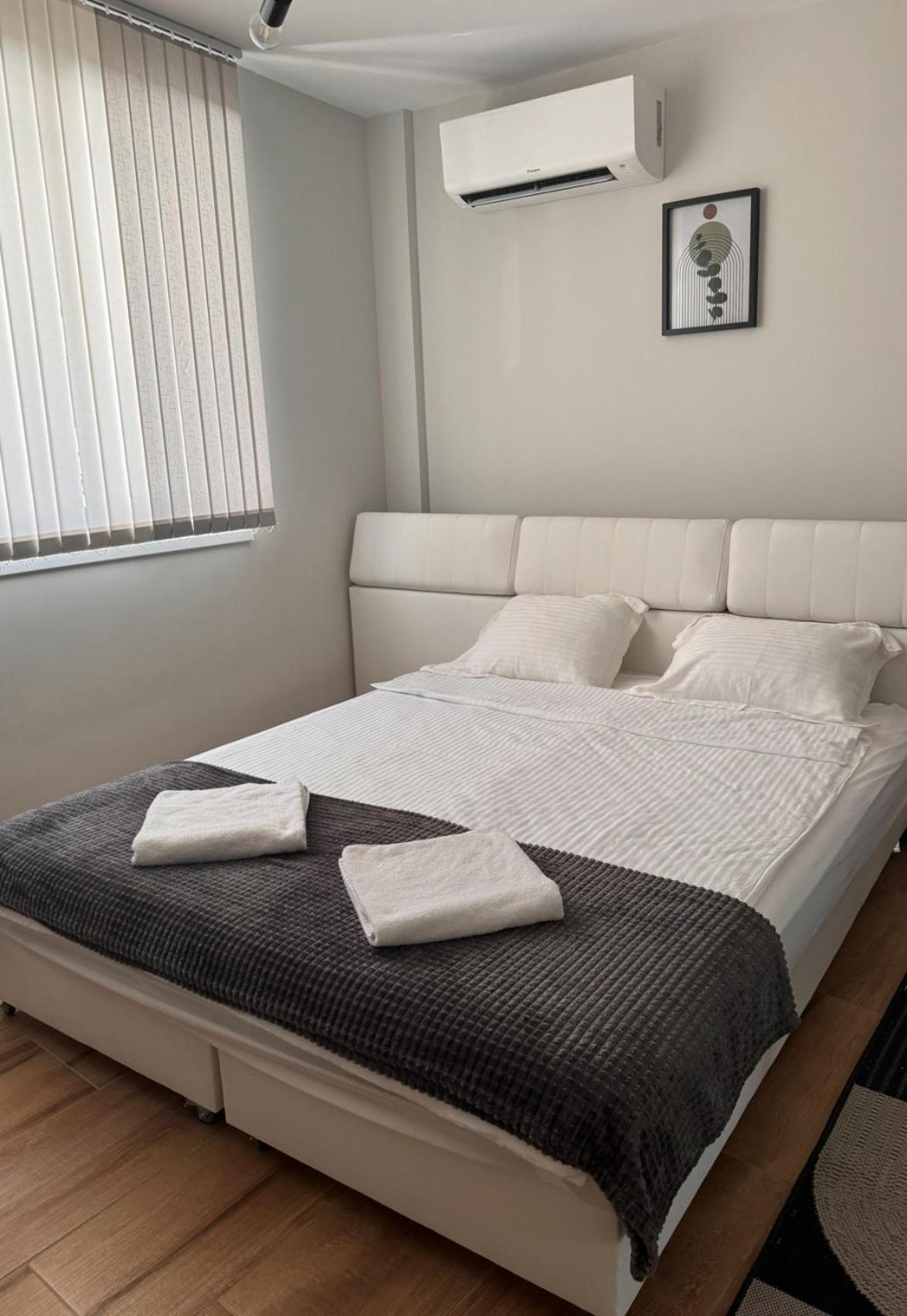 Goldy central beach apartment with private garden Burgas