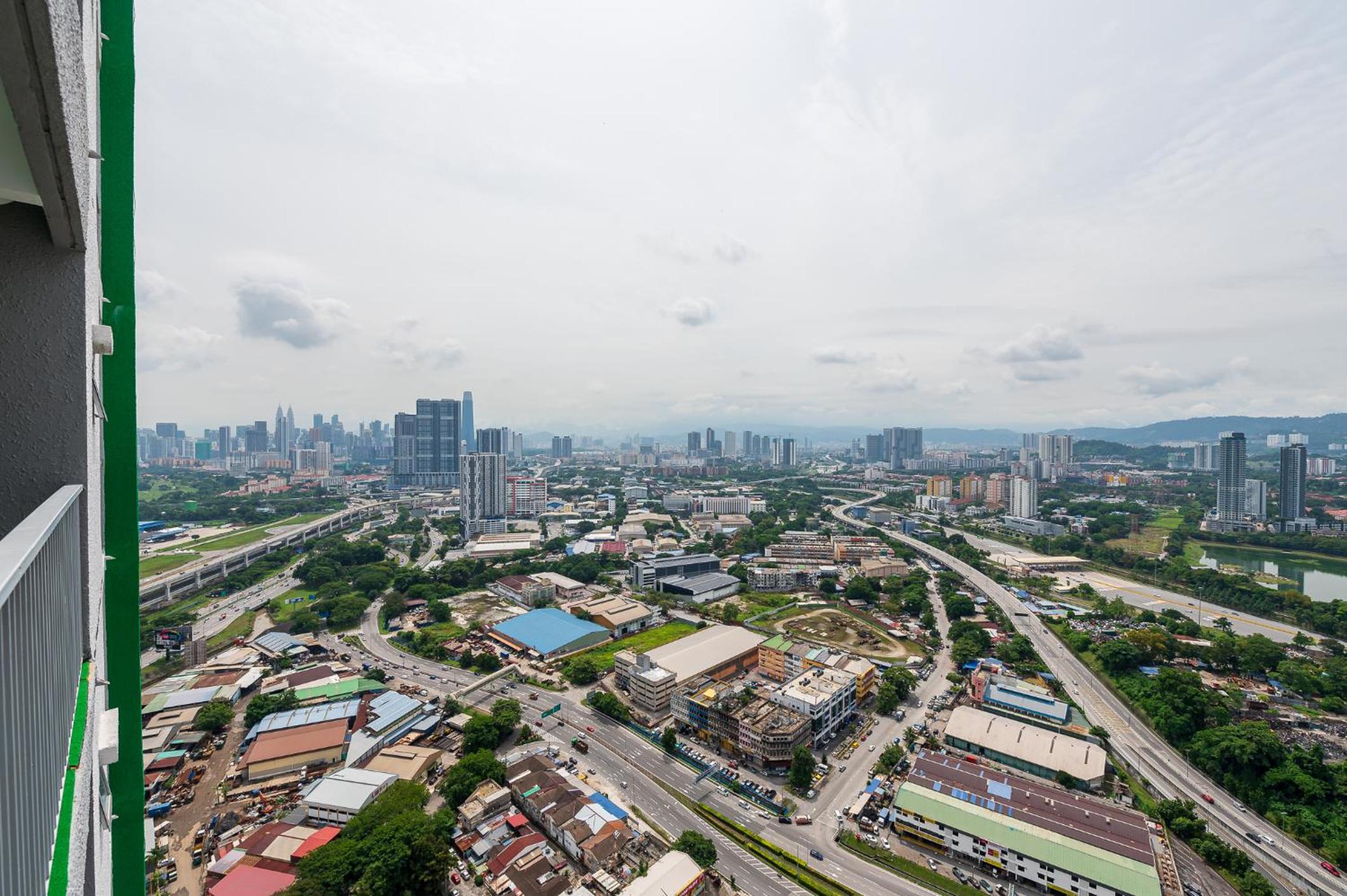 5min to KL TRX Bukit Bintang for 6paxs