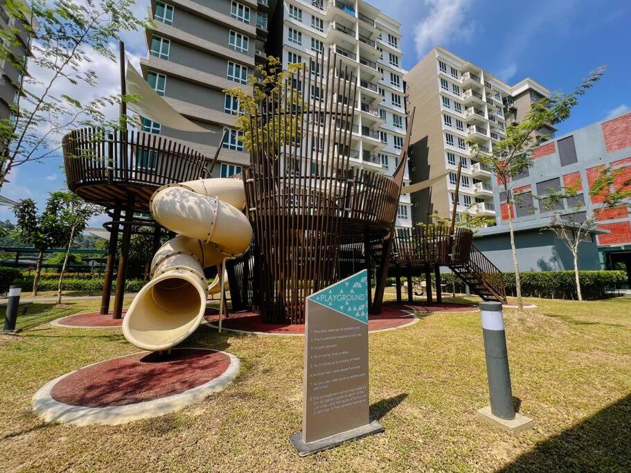 Stylish Bearbrick 3R2B Home sandakan photo 5