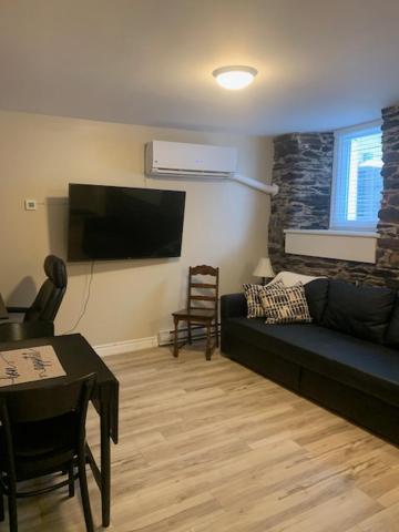 Bauer Terrace - Cozy 1 bedroom beside The Citadel