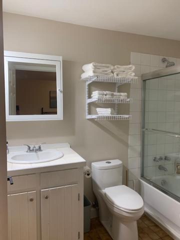 Bauer Terrace - Cozy 1 bedroom beside The Citadel