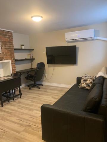 Bauer Terrace - Cozy 1 bedroom beside The Citadel