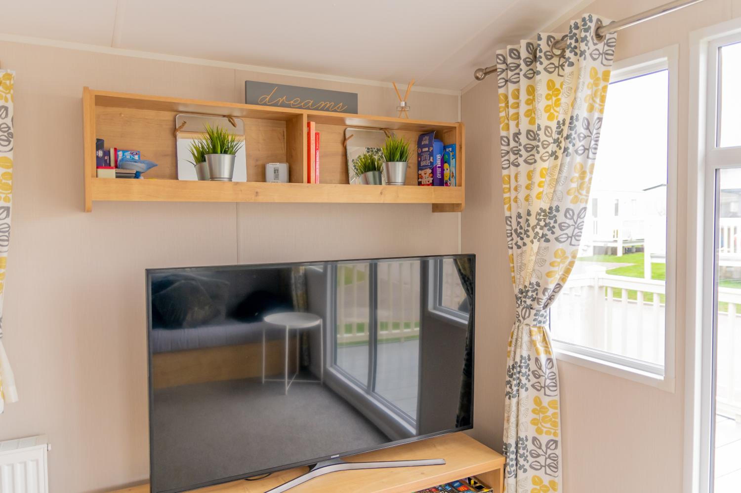 64 lancaster The lazy willow 3 bedroom hot tub caravan tattershall lakes view 4