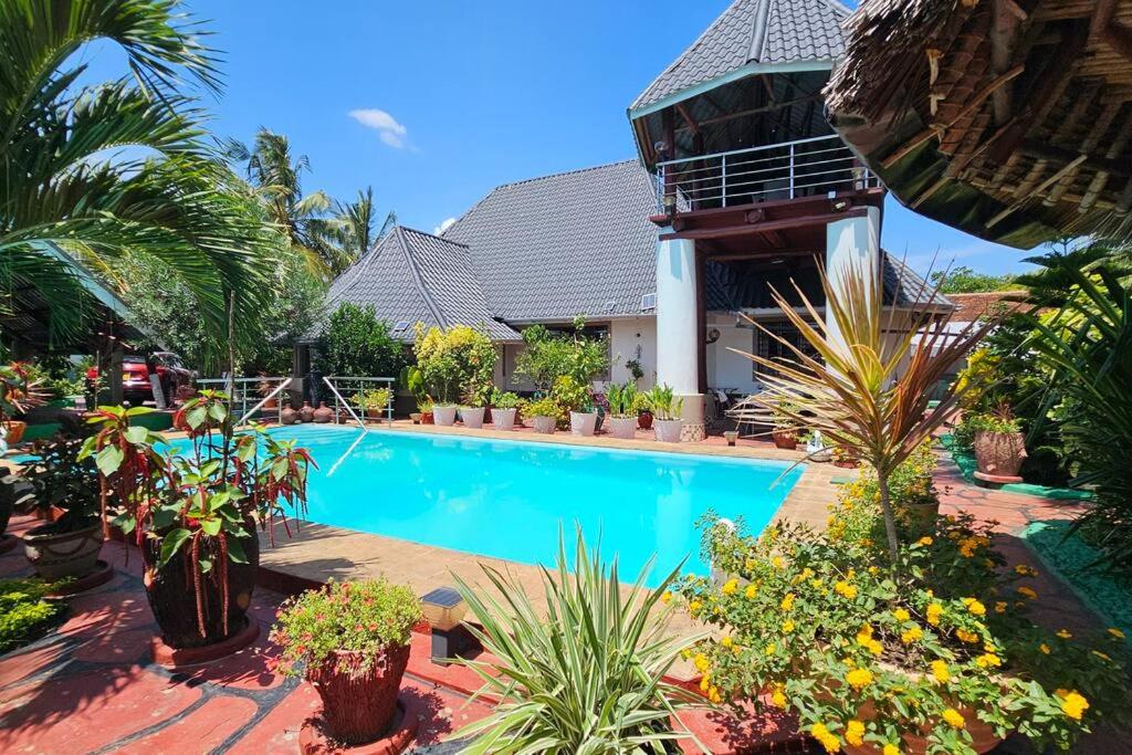 Shanzu Oasis Pool- WiFi 5 mins from beach view 4