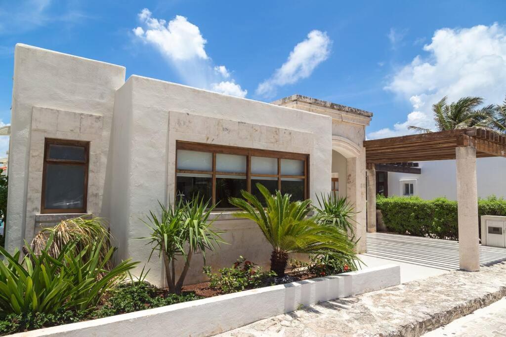 Casa Marmol Beach Front view 4