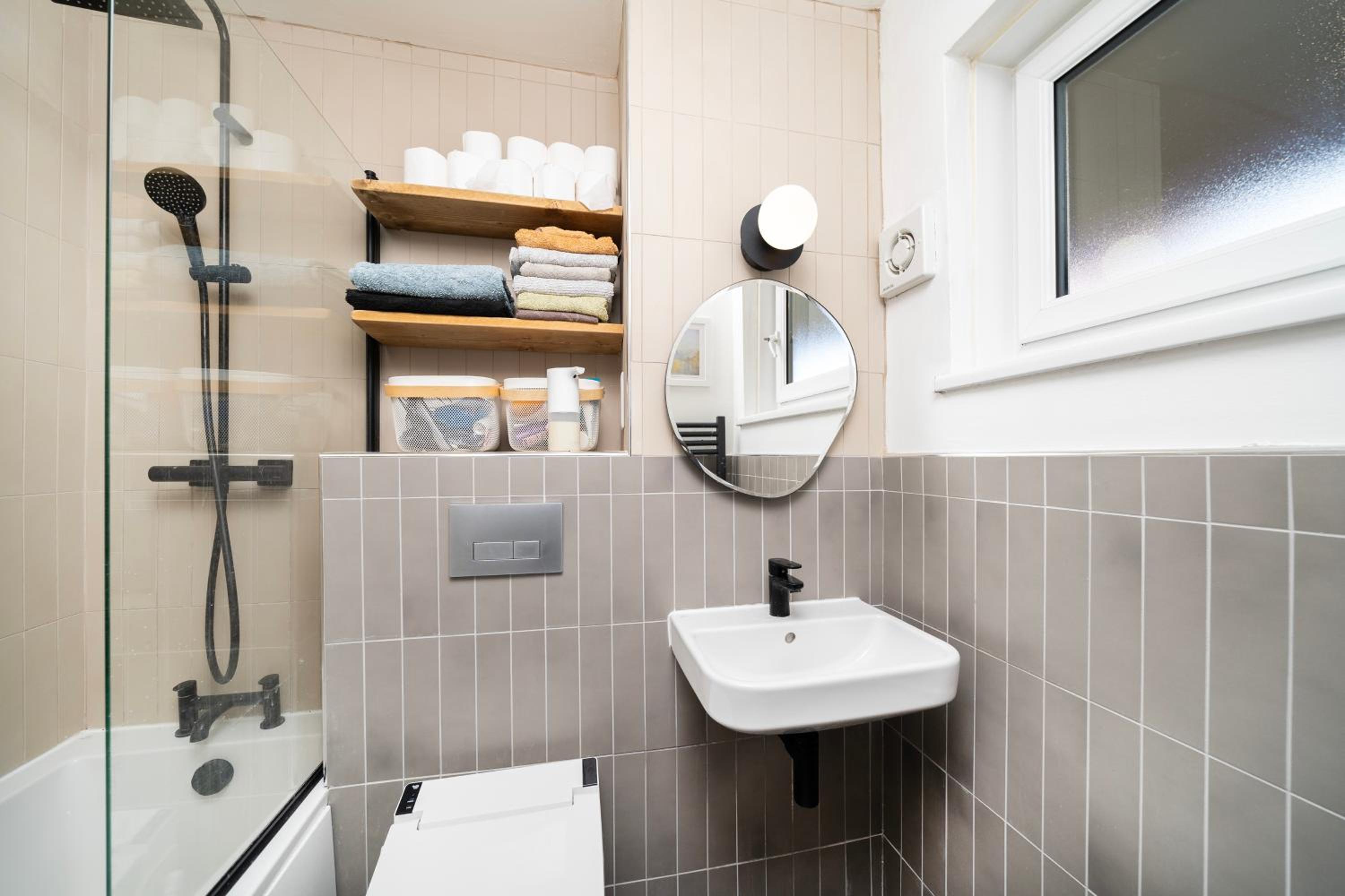 Cozy Double Bedroom at Earlsferry Way shared flat view 2