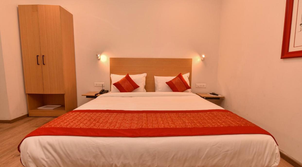Azure Hotels and Suites Near Medanta Hospital Medicity Sector 47,Sohna Road Gurgaon view 4