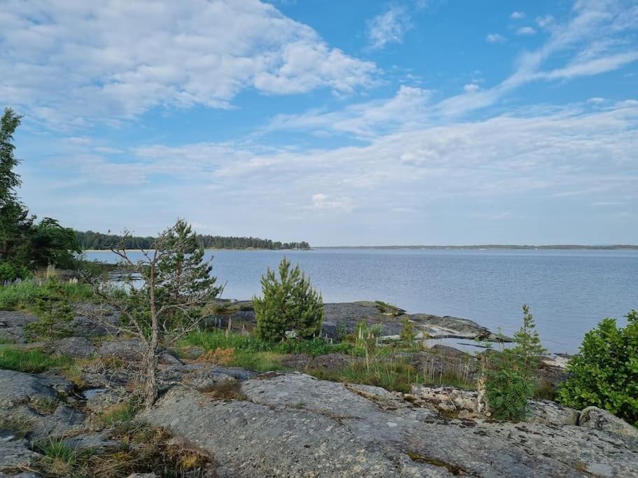 Fridfullt läge, stuga med sjöutsikt view 4