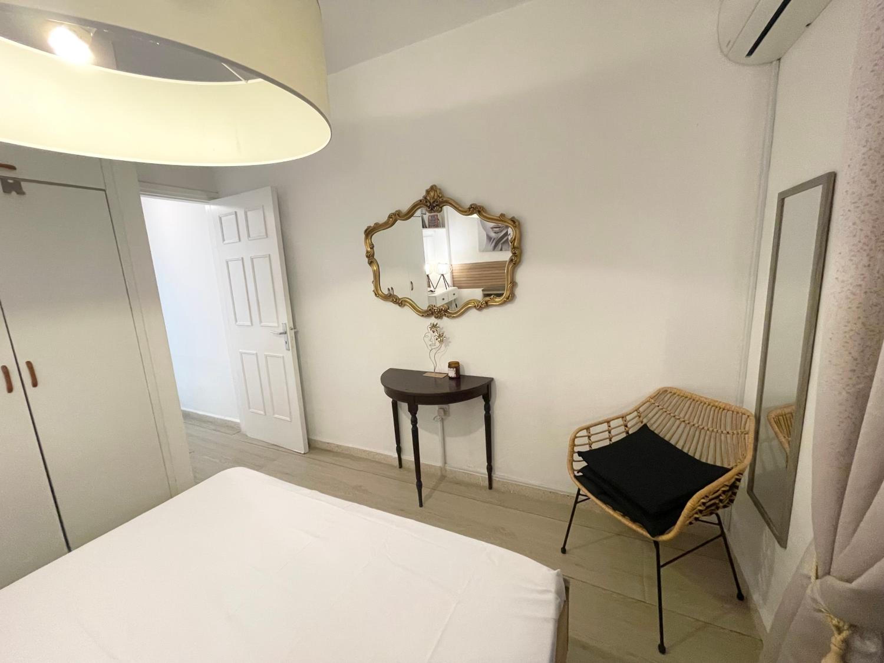 Ibiscus Pool & Garden Apartment Walk to Beach, Harbour & Castle, Kato Paphos