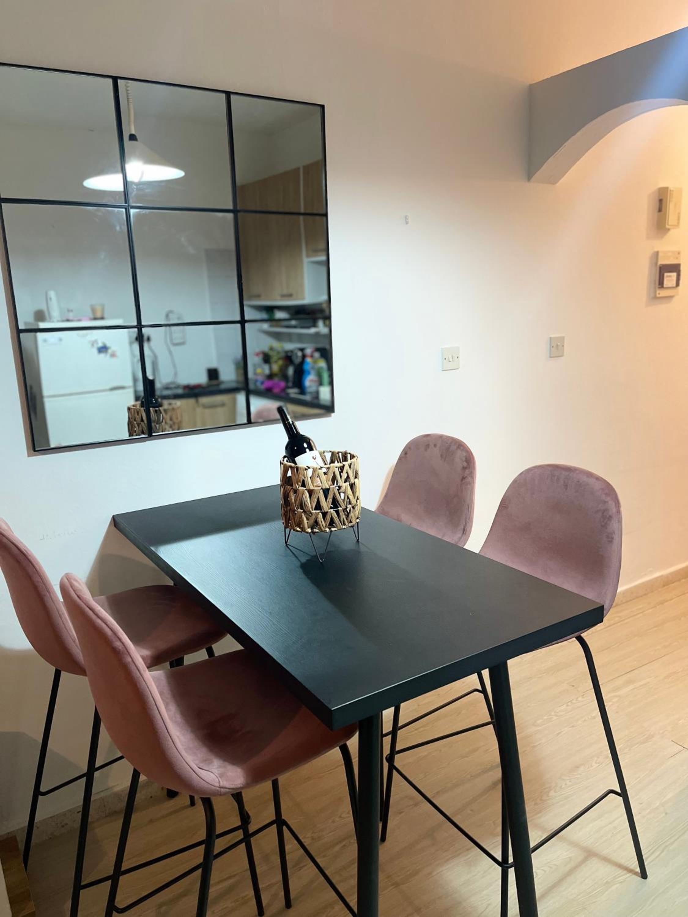 Ibiscus Pool & Garden Apartment Walk to Beach, Harbour & Castle, Kato Paphos