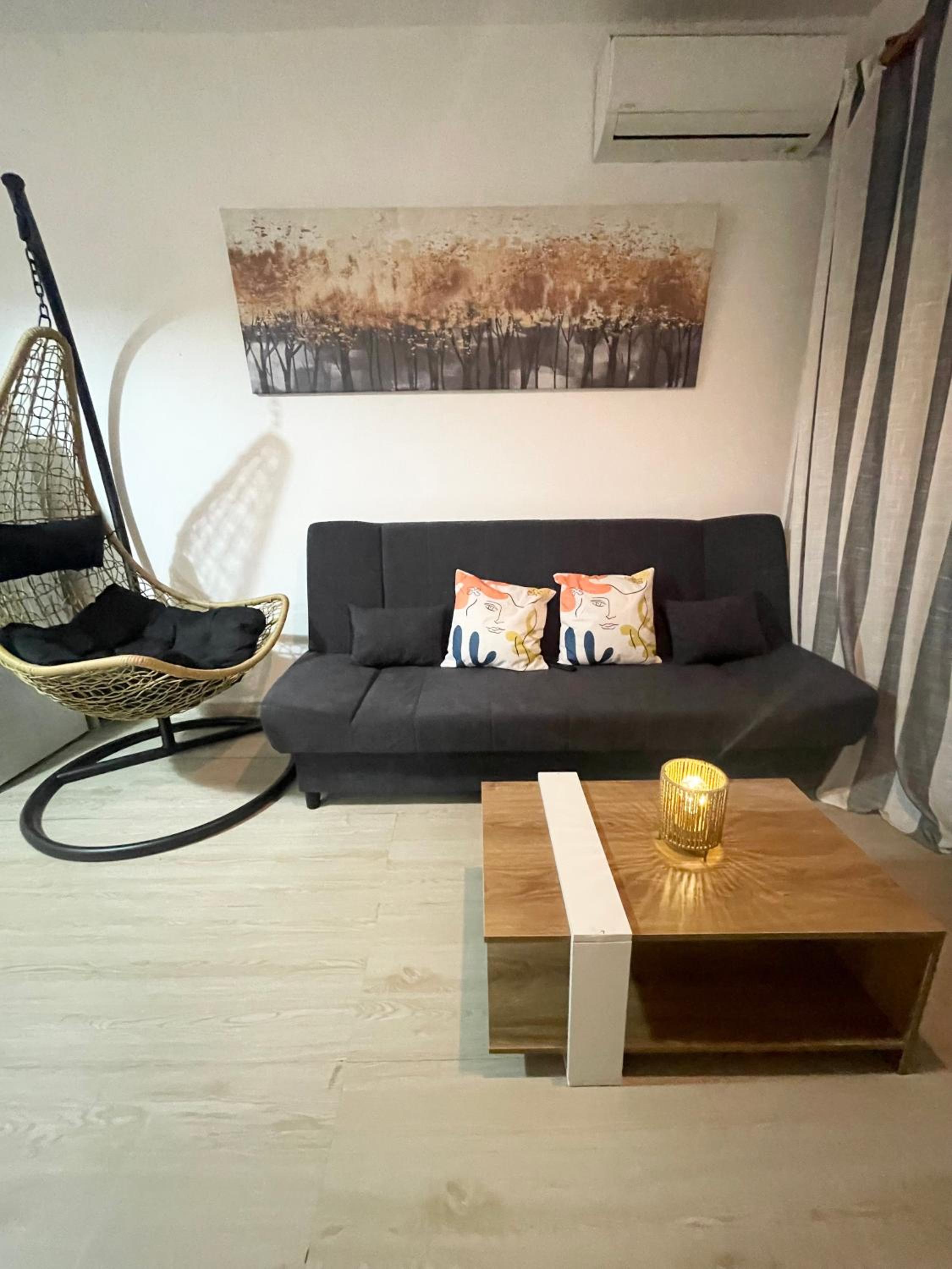 Ibiscus Pool & Garden Apartment Walk to Beach, Harbour & Castle, Kato Paphos