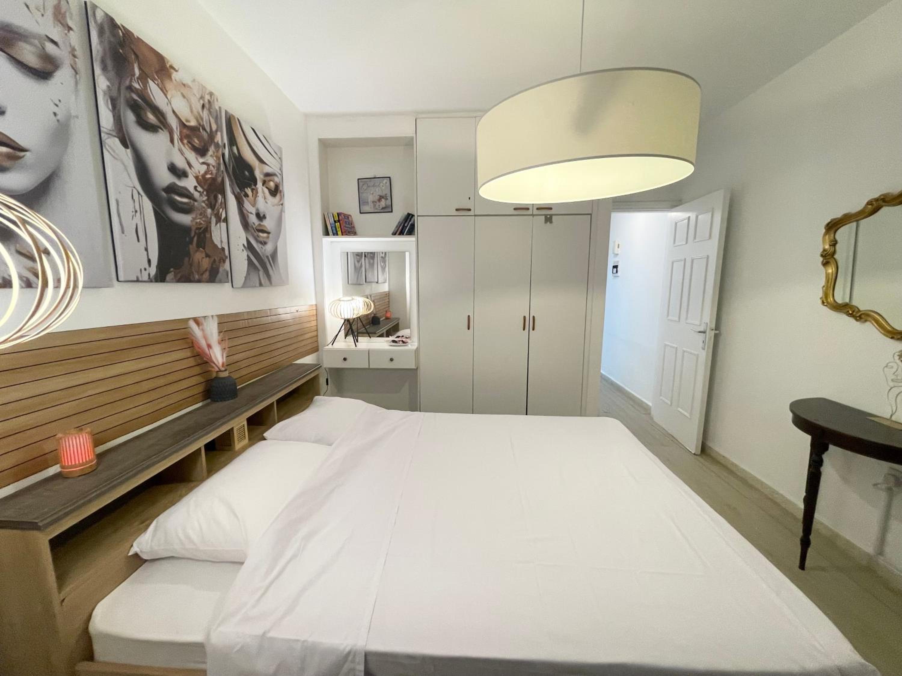 Ibiscus Pool & Garden Apartment Walk to Beach, Harbour & Castle, Kato Paphos