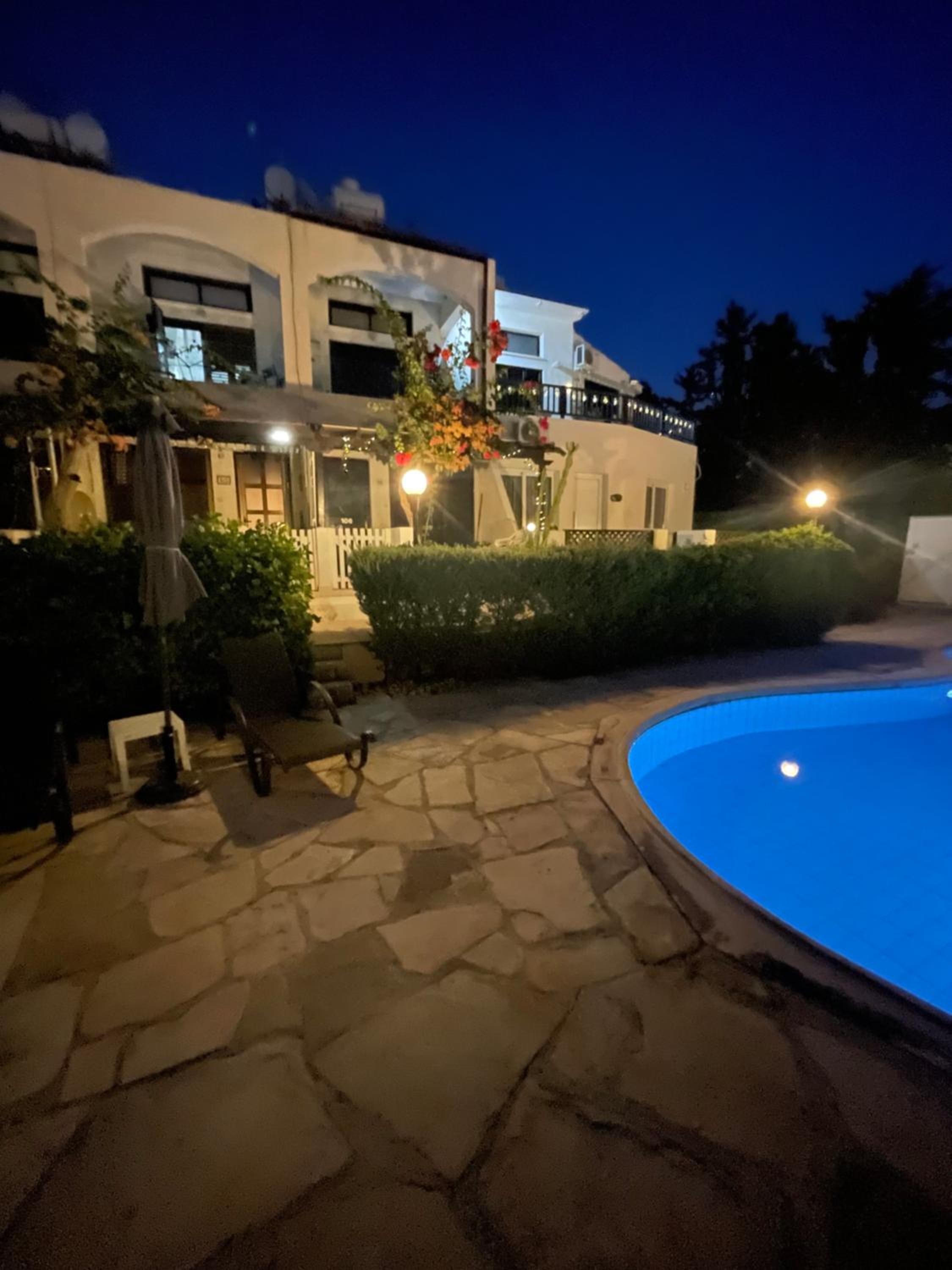 Ibiscus Pool & Garden Apartment Walk to Beach, Harbour & Castle, Kato Paphos