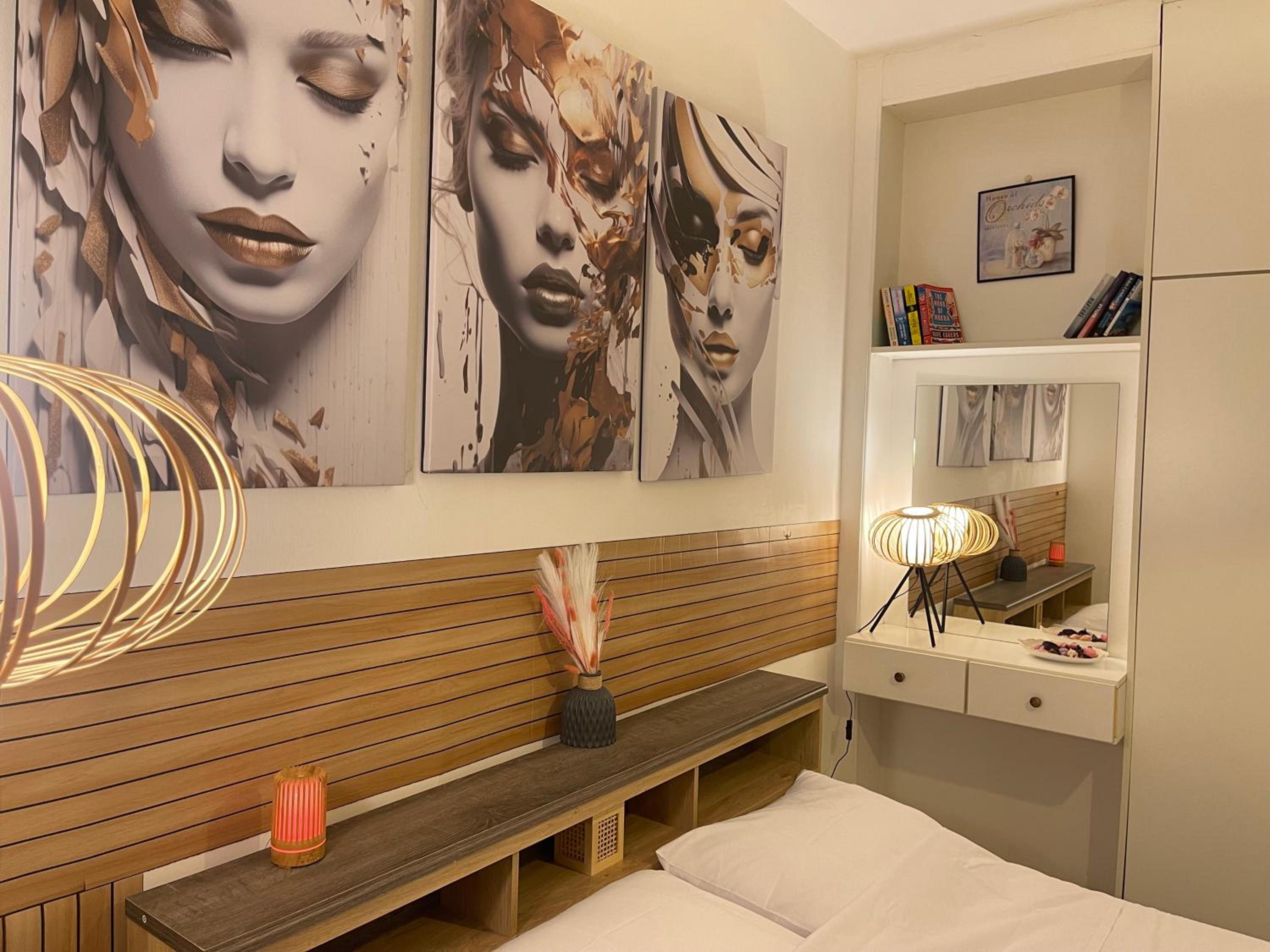 Ibiscus Pool & Garden Apartment Walk to Beach, Harbour & Castle, Kato Paphos