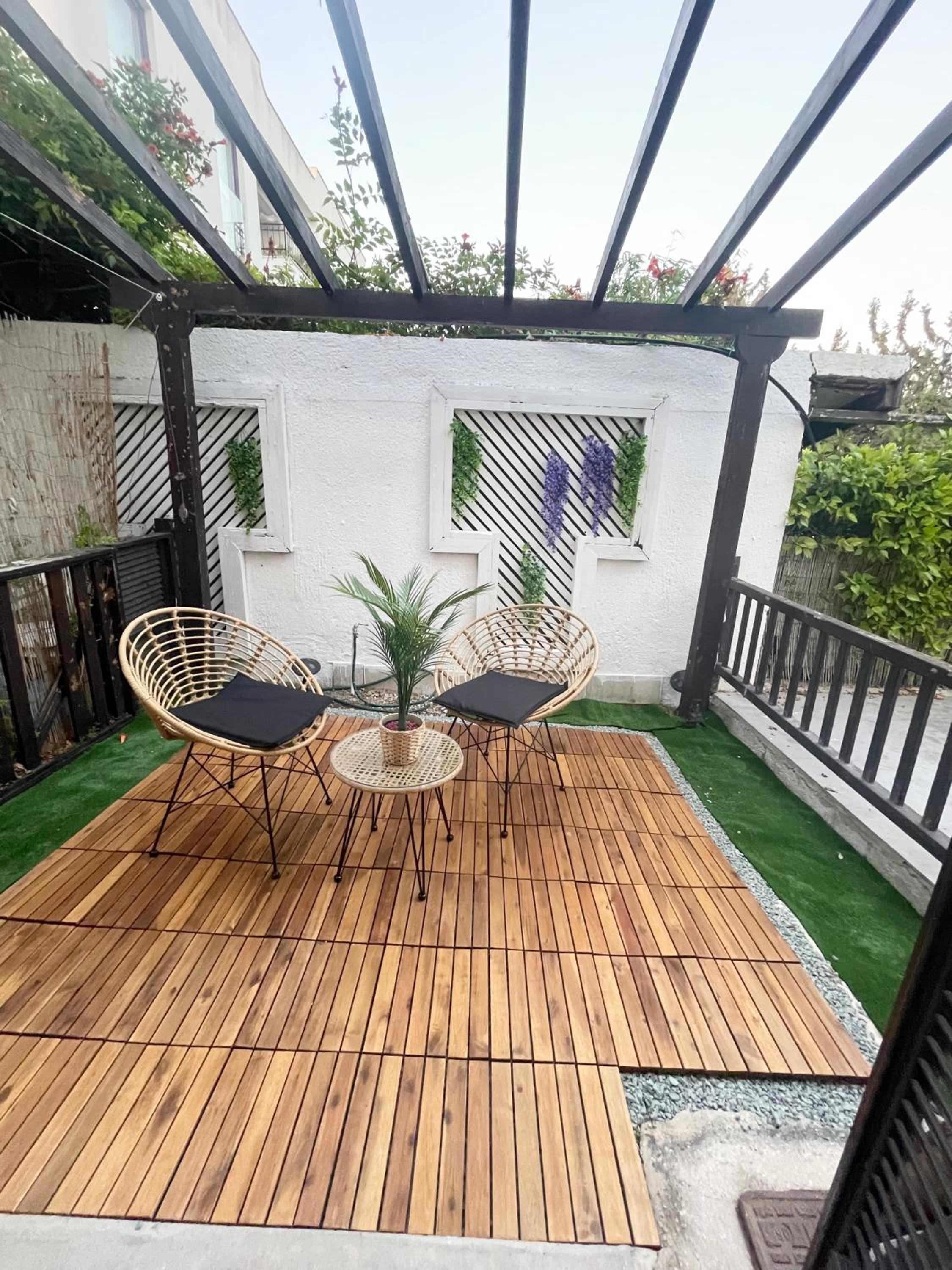 Ibiscus Pool & Garden Apartment Walk to Beach, Harbour & Castle, Kato Paphos