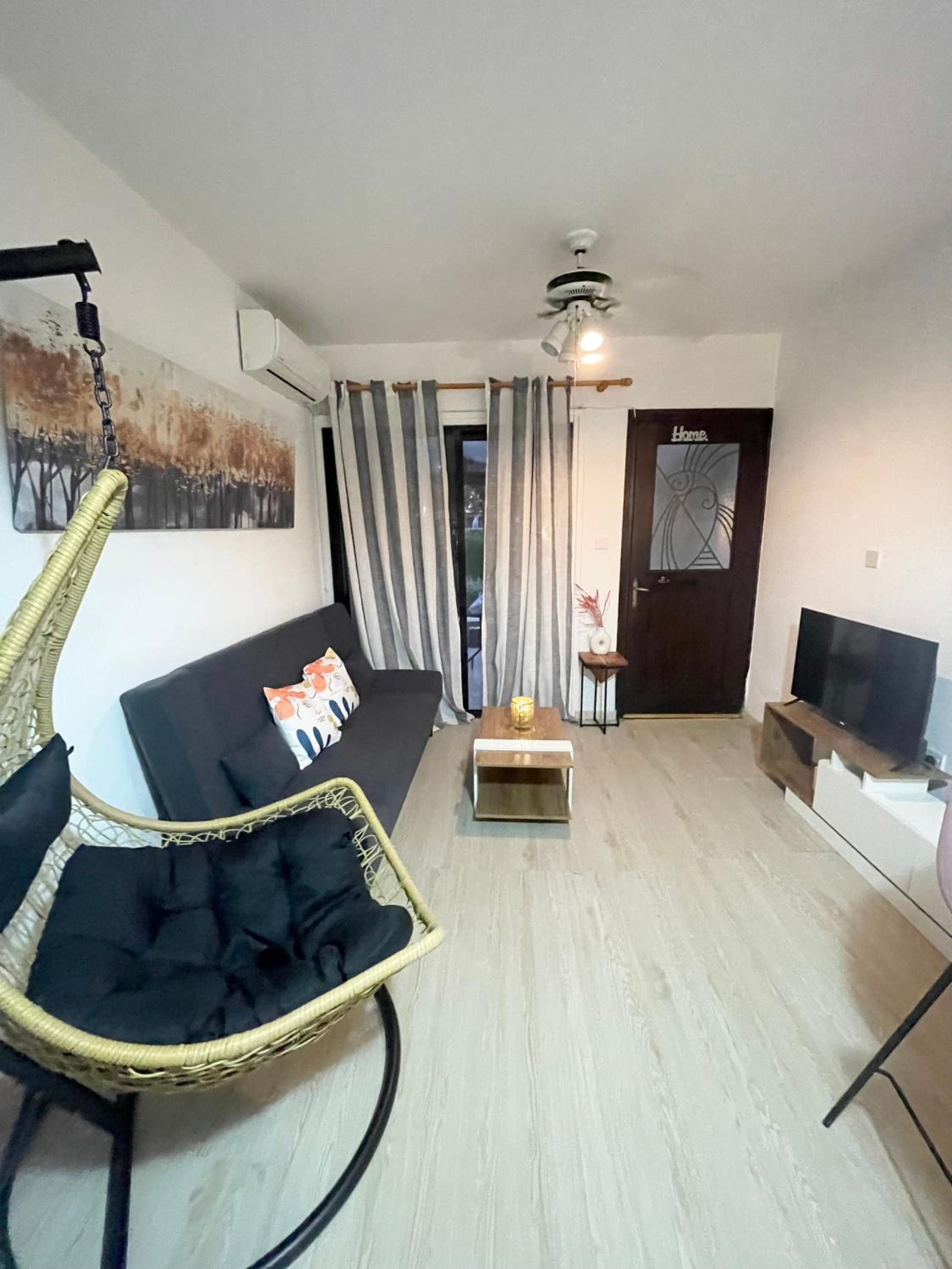 Ibiscus Pool & Garden Apartment Walk to Beach, Harbour & Castle, Kato Paphos